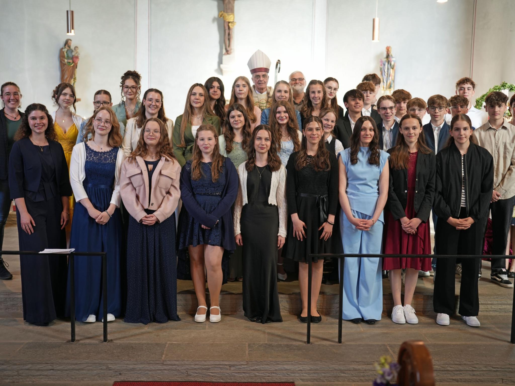 Die Neugefirmten mit Weihbischof Peters (hinten, Mitte), den Katechetinnen und Katecheten und einigen Mitgliedern des Pastoralteams der Pfarrei
