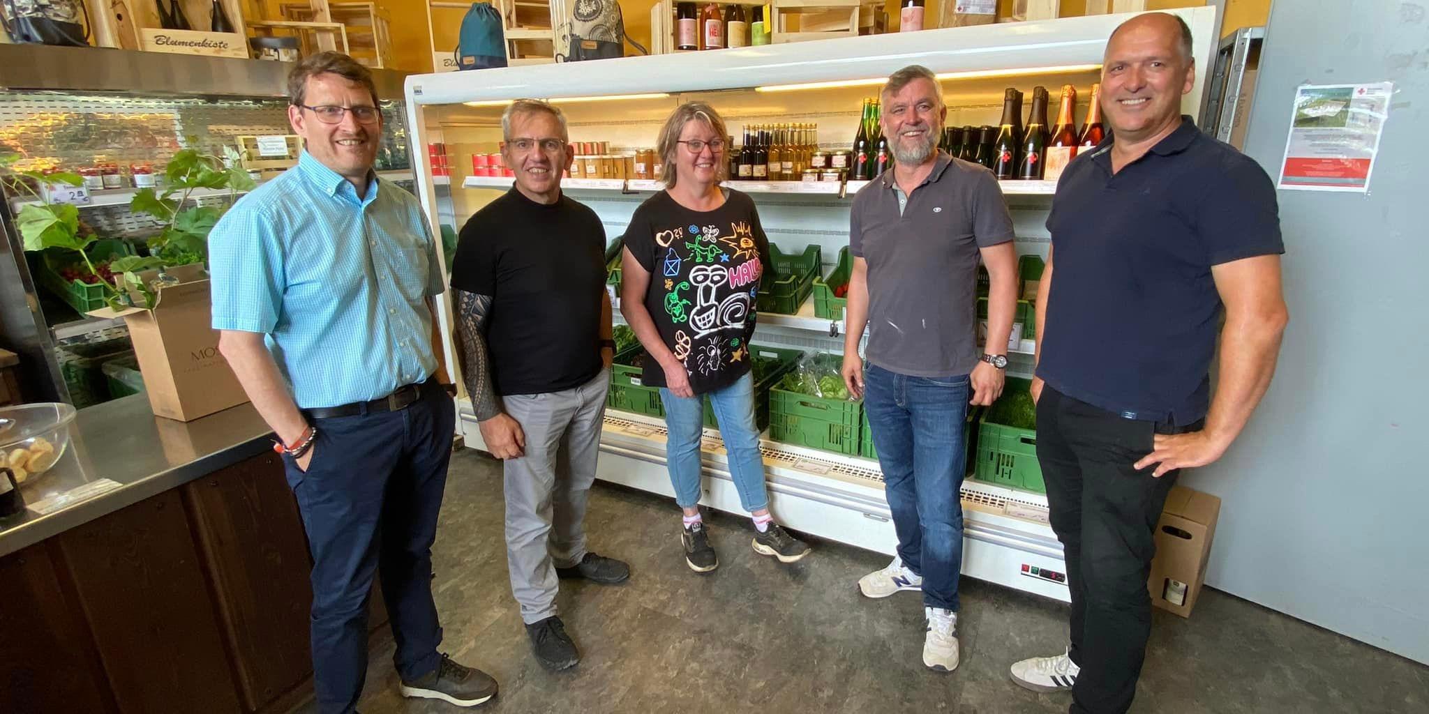 Unser Foto zeigt Roland Hinzmann und Dekan Peter Klauer vom Leitungsteam sowie Frau Hill vom Hofladen, Herr Müller-Meine und Herr Dietz vom DRK-Sozialwerk.