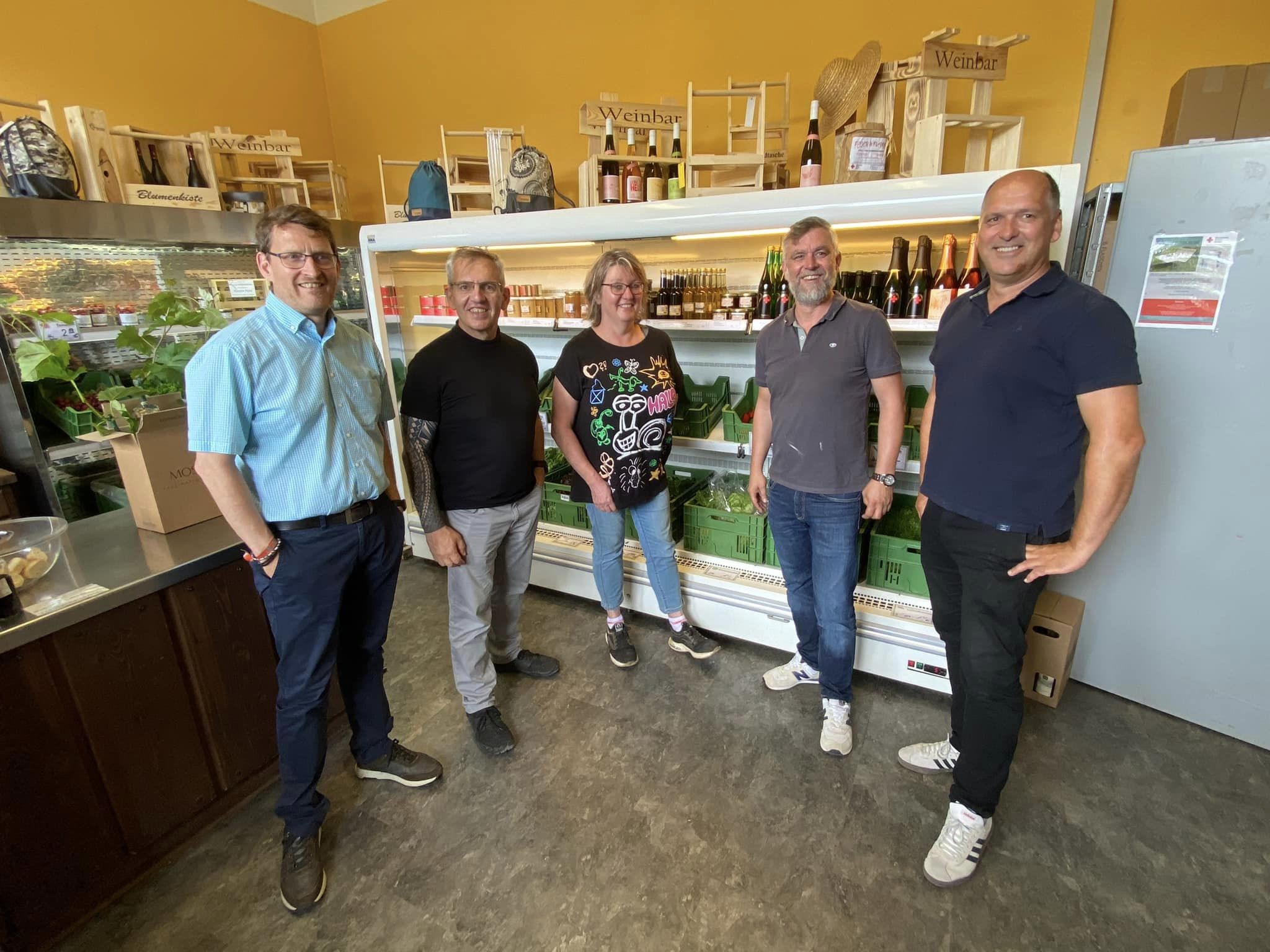 Unser Foto zeigt Roland Hinzmann und Dekan Peter Klauer vom Leitungsteam sowie Frau Hill vom Hofladen, Herr Müller-Meine und Herr Dietz vom DRK-Sozialwerk.
