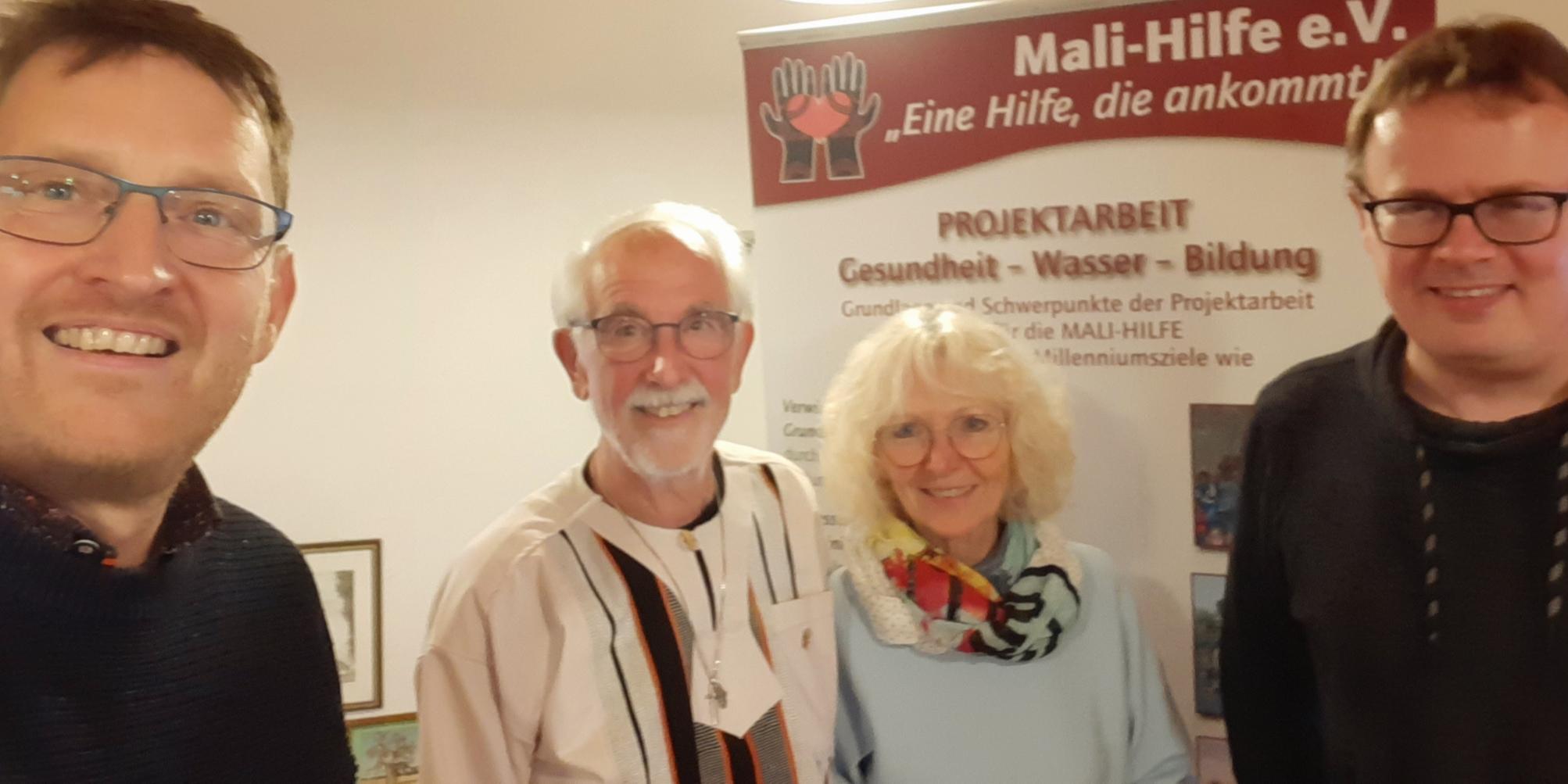 Besuch von Roland Hinzmann und Martin Schmitz bei Peter und Inge Brucker (Bildmitte) vom Verein Mali-Hilfe e.V.