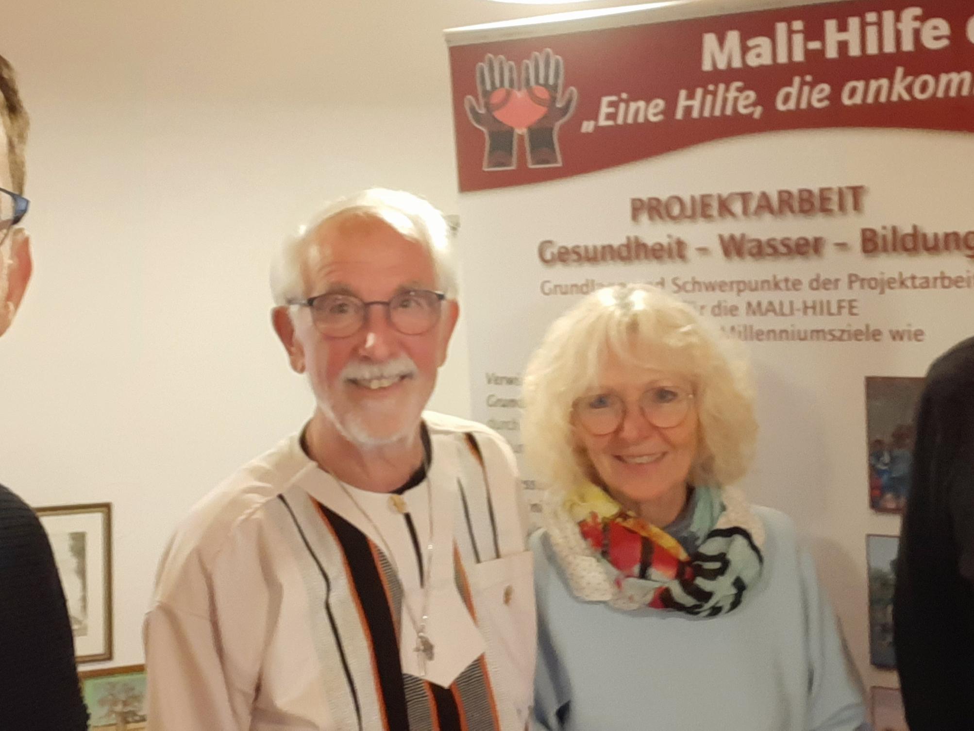 Besuch von Roland Hinzmann und Martin Schmitz bei Peter und Inge Brucker (Bildmitte) vom Verein Mali-Hilfe e.V.