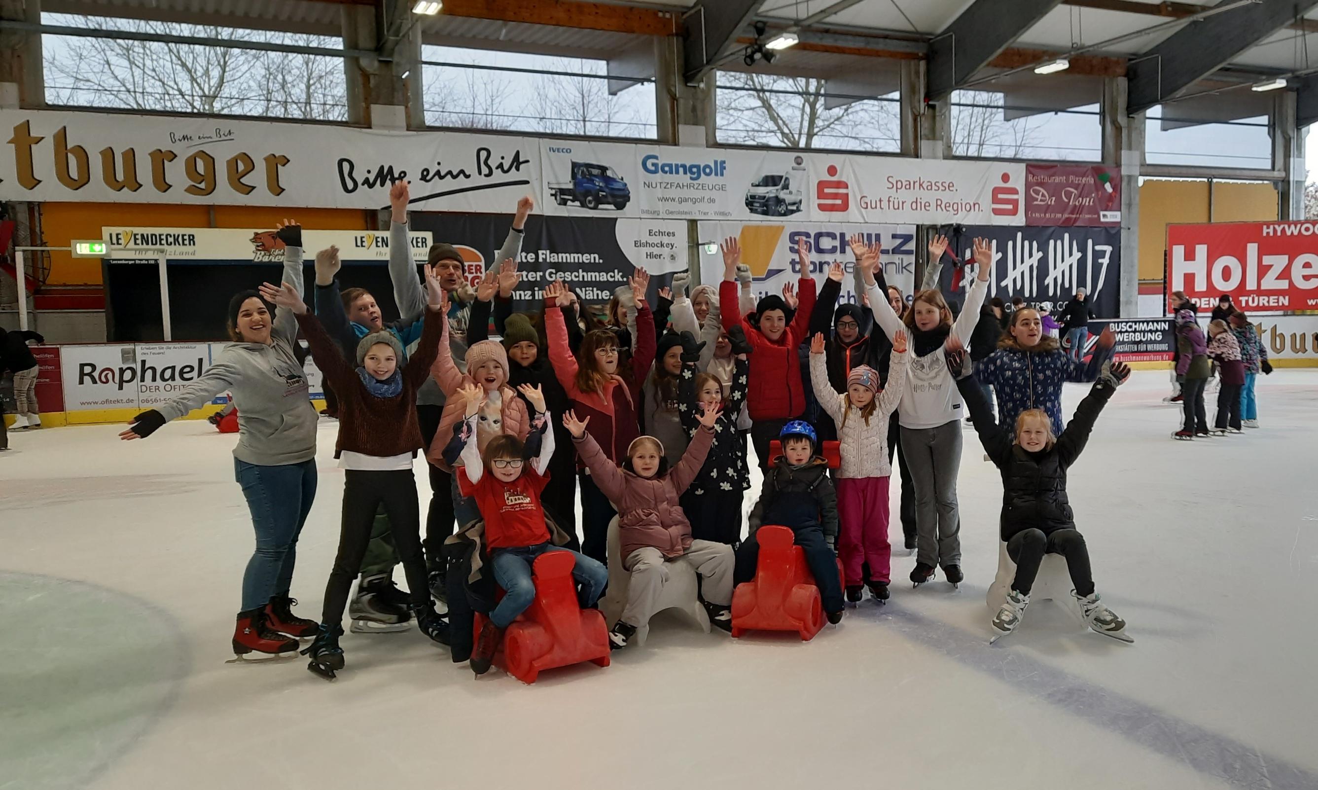 Die Mitglieder des Kinder- und Jugendchors St. Briktius Kues haben sichtlich Spaß auf der Eisbahn in Bitburg!