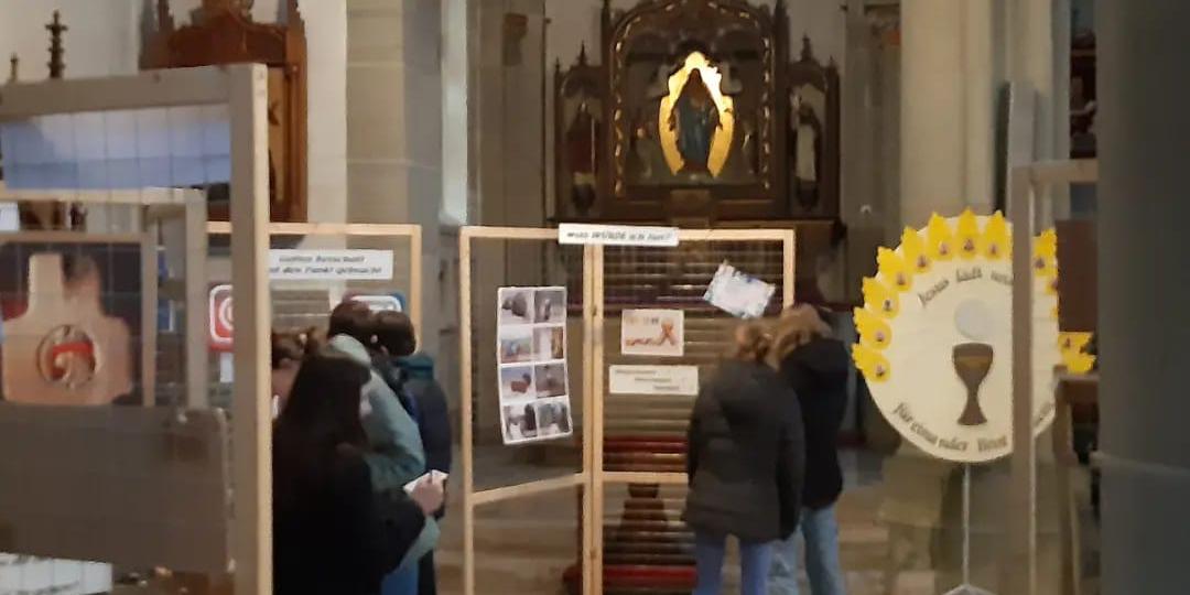 Besuch der Ausstelung 'Haltung zeigen!' in Dhron durch Schulklassen