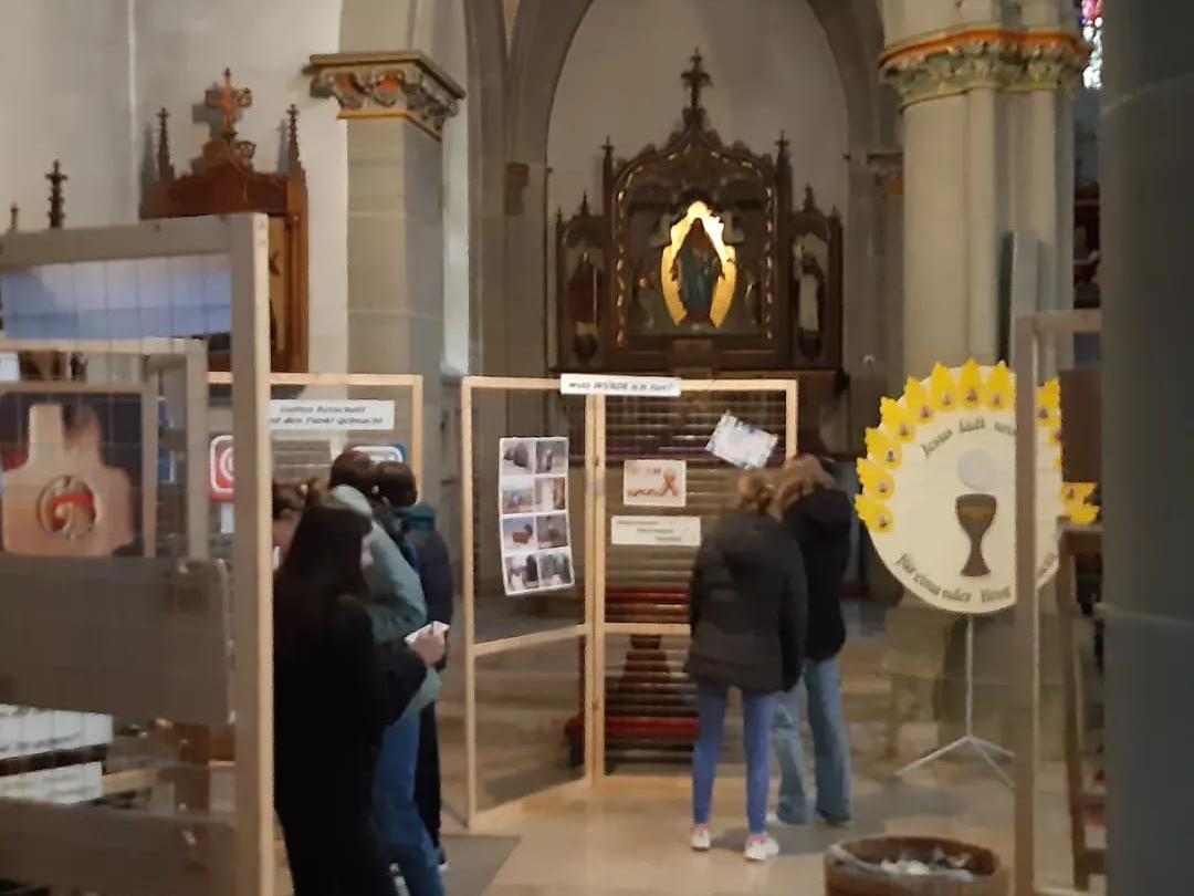 Besuch der Ausstelung 'Haltung zeigen!' in Dhron durch Schulklassen