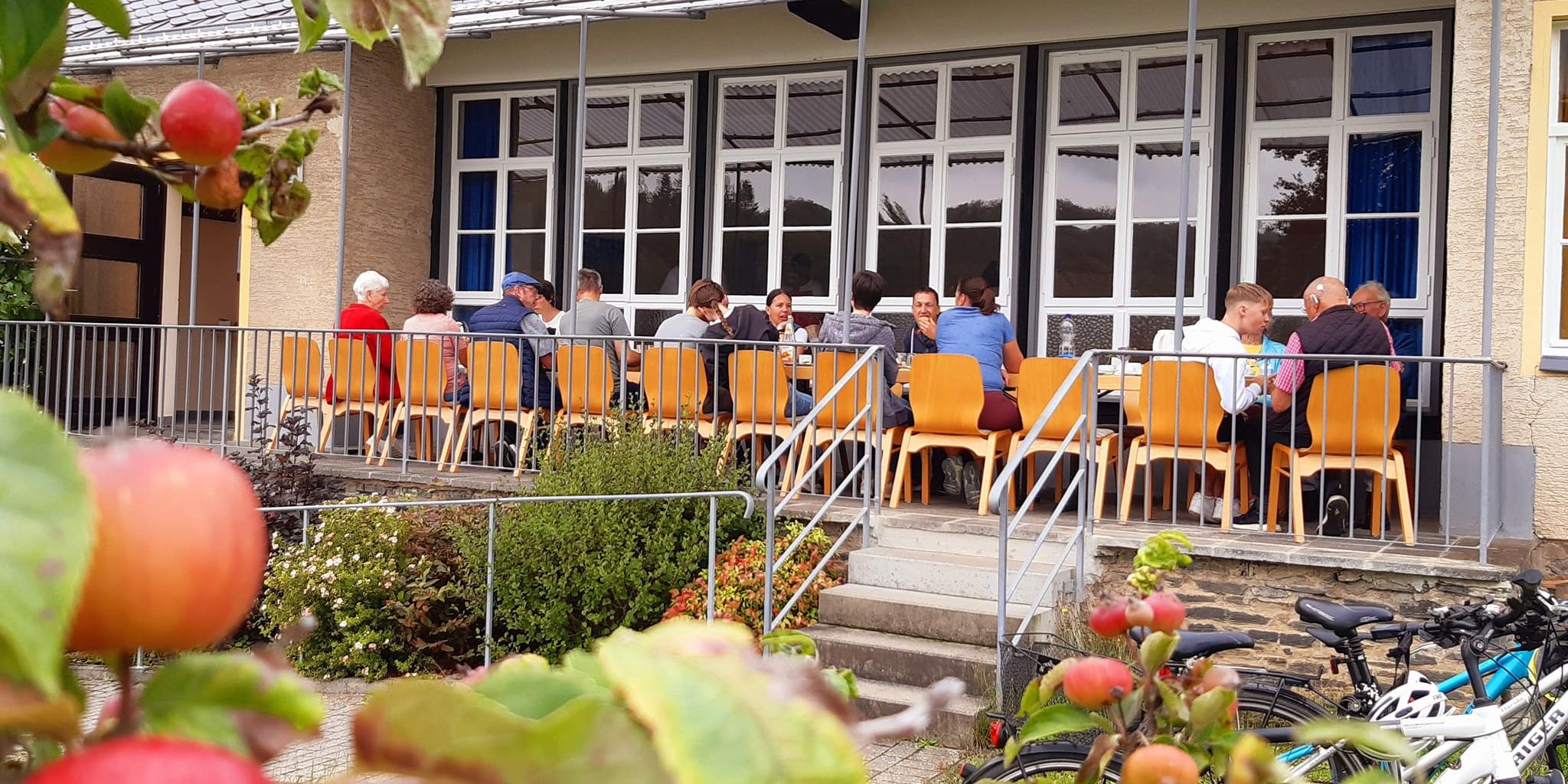 Sommerfrühstück vor dem Pfarrheim Maring