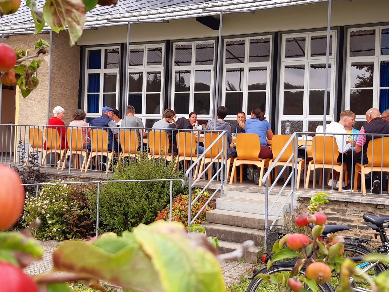 Sommerfrühstück vor dem Pfarrheim Maring