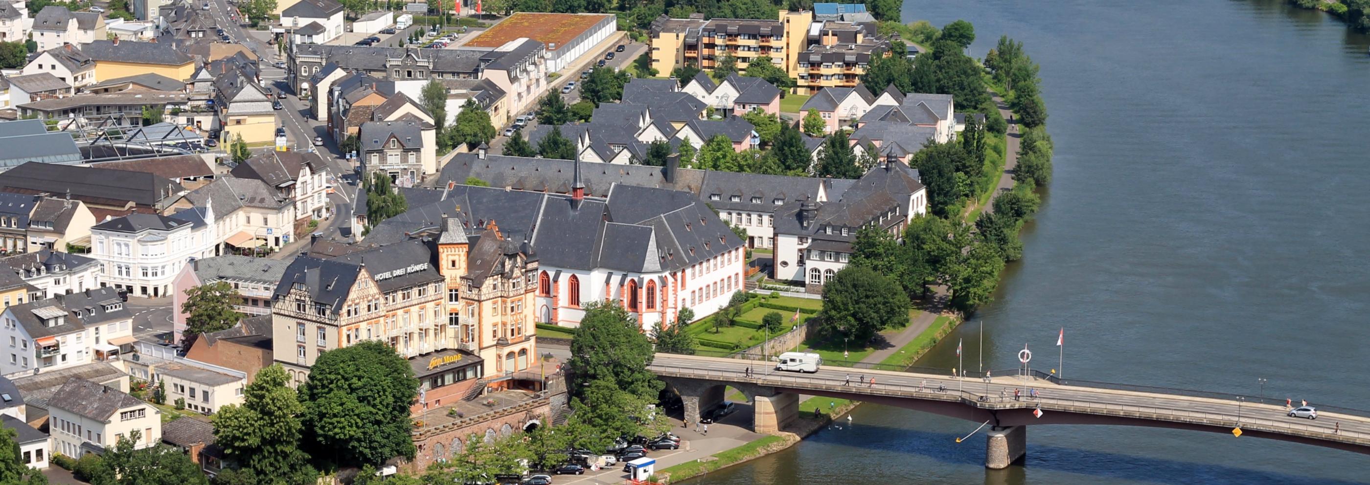 Man sieht von oben die Mosel mit dem Cusanus-Stift