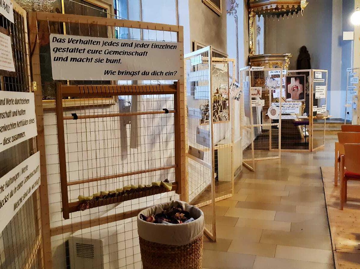 Blick auf die in St. Remigius in Brauneberg aufgebaute Wanderausstellung 'Haltung zeigen!'