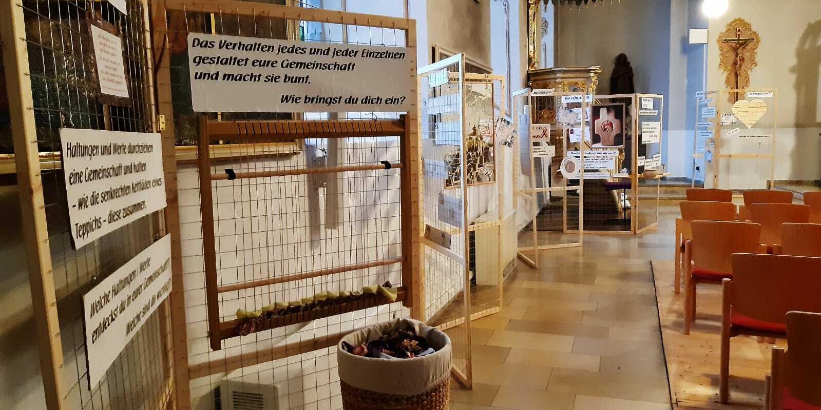 Blick auf die in St. Remigius in Brauneberg aufgebaute Wanderausstellung 'Haltung zeigen!'