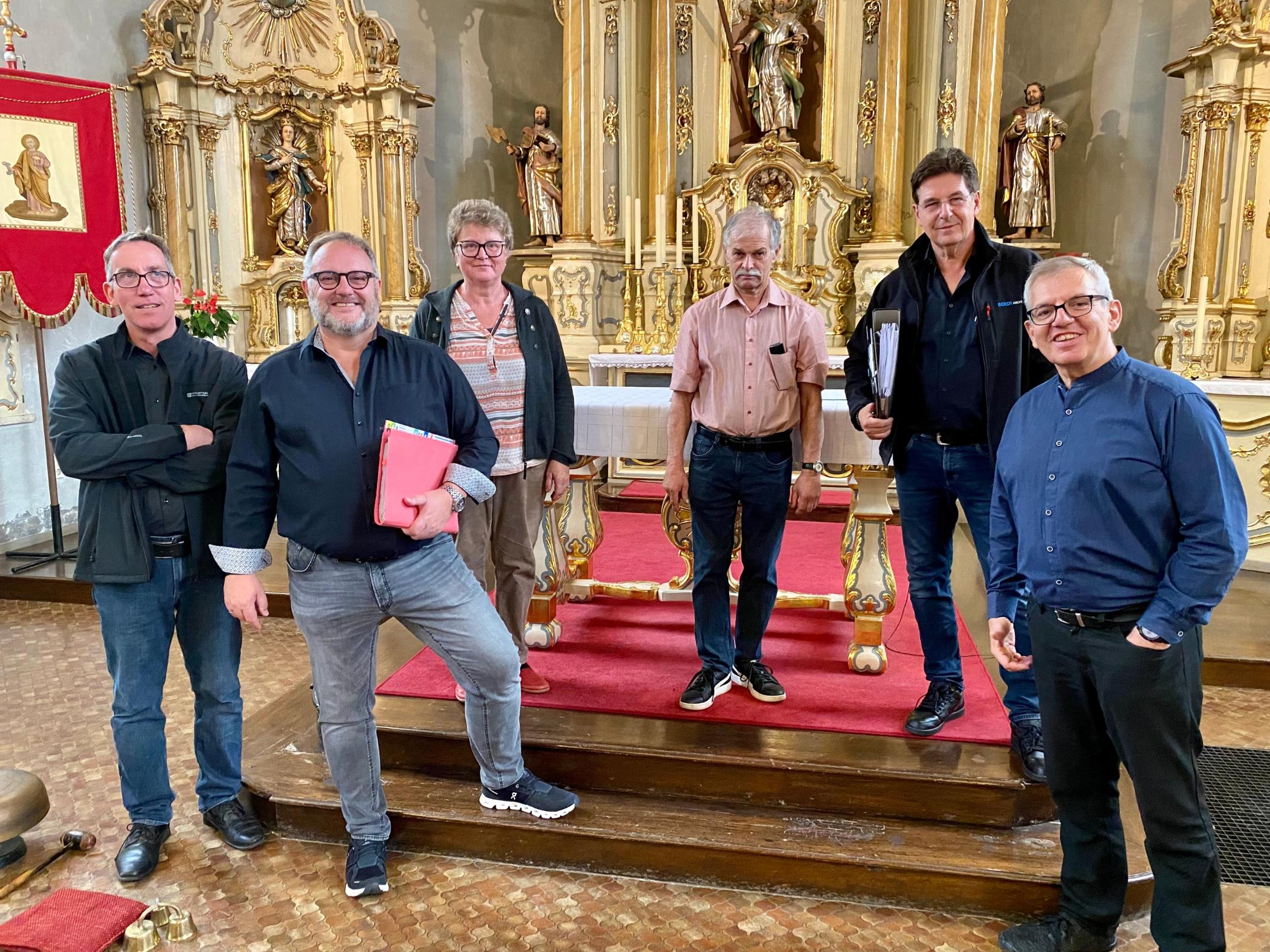 Dr. Georg Breitner, der Leiter des Amts für kirchliche Denkmalpflege und Diözesankonservator im Bistum Trier, Architekt Josef Eltges vom Bistum Trier, Küsterin Kornelia Licht, die auch Vorsitzende des Kirchbauförderkreises ist, Karl-Heinz Licht vom Verwaltungsrat der Kirchengemeinde St. Matthias, Architekt Peter Berdi und Pfarrer Peter Klauer (v.l.n.r.) beim Ortstermin in St. Peter, Osann