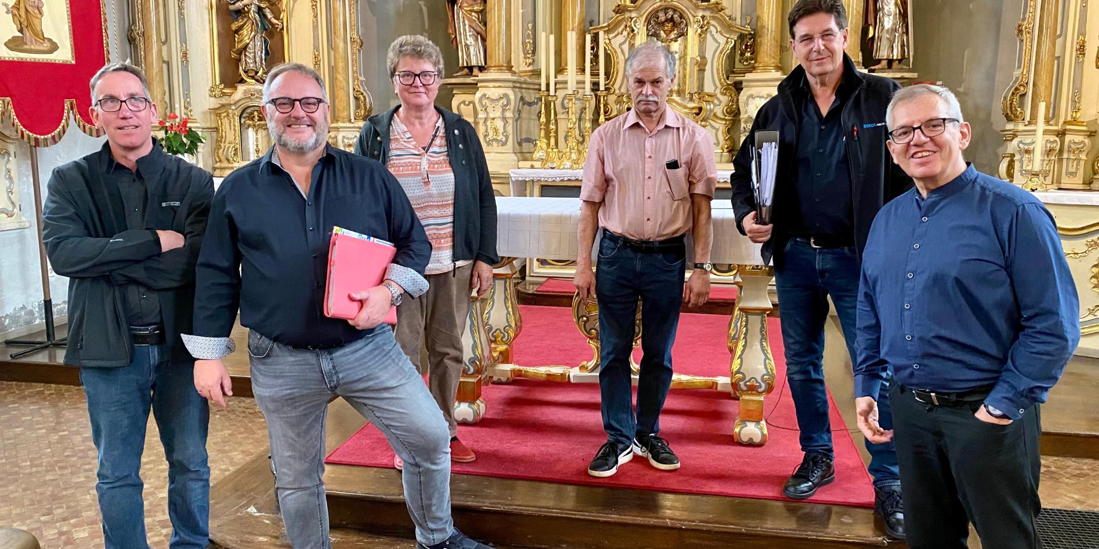 Dr. Georg Breitner, der Leiter des Amts für kirchliche Denkmalpflege und Diözesankonservator im Bistum Trier, Architekt Josef Eltges vom Bistum Trier, Küsterin Kornelia Licht, die auch Vorsitzende des Kirchbauförderkreises ist, Karl-Heinz Licht vom Verwaltungsrat der Kirchengemeinde St. Matthias, Architekt Peter Berdi und Pfarrer Peter Klauer (v.l.n.r.) beim Ortstermin in St. Peter, Osann
