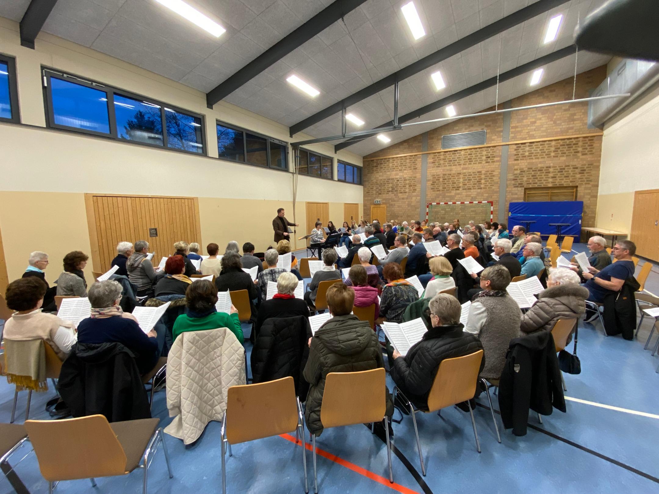 Chorprojekt 2023 Pastoraler Raum Bernkastel-Kues - Üben in der Gemeindehalle Longkamp