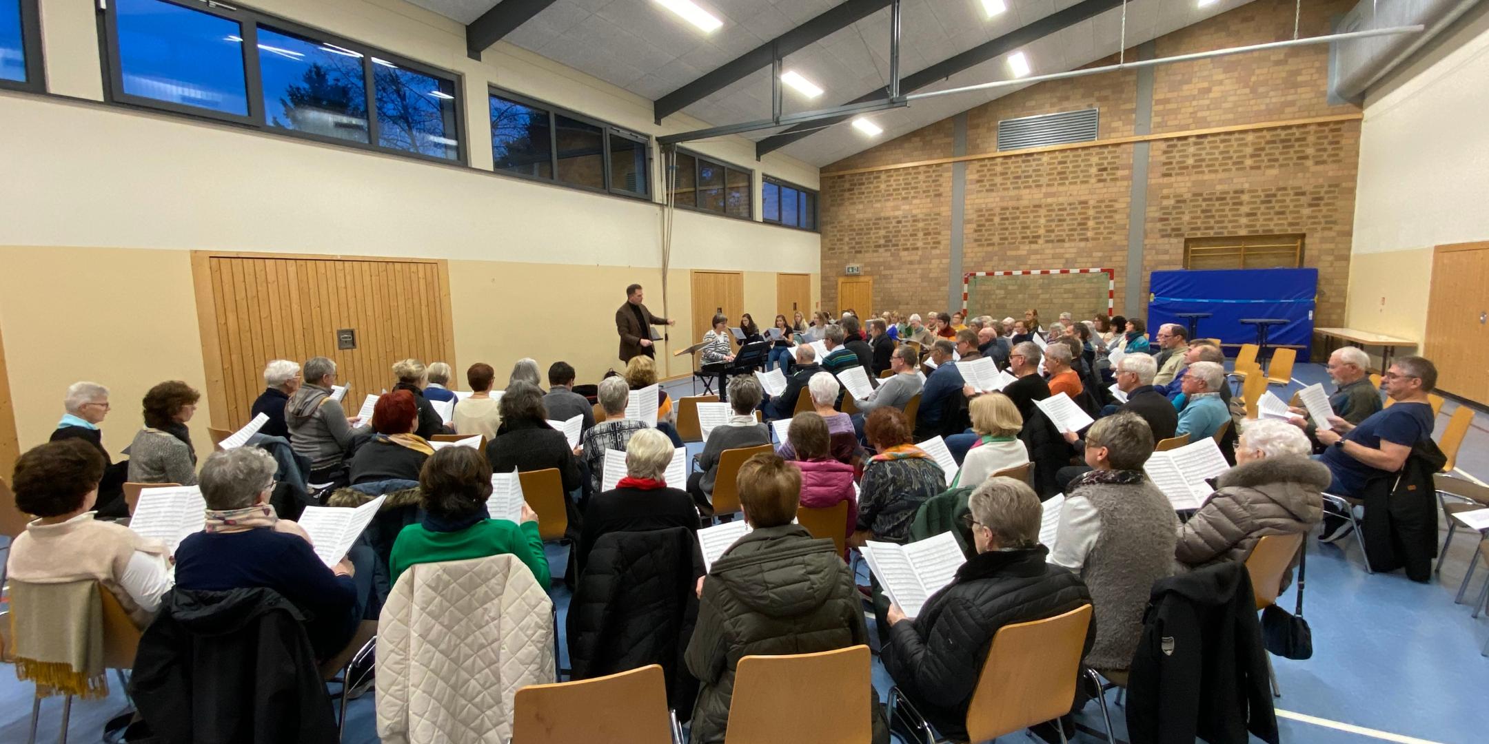 Chorprojekt 2023 Pastoraler Raum Bernkastel-Kues - Üben in der Gemeindehalle Longkamp