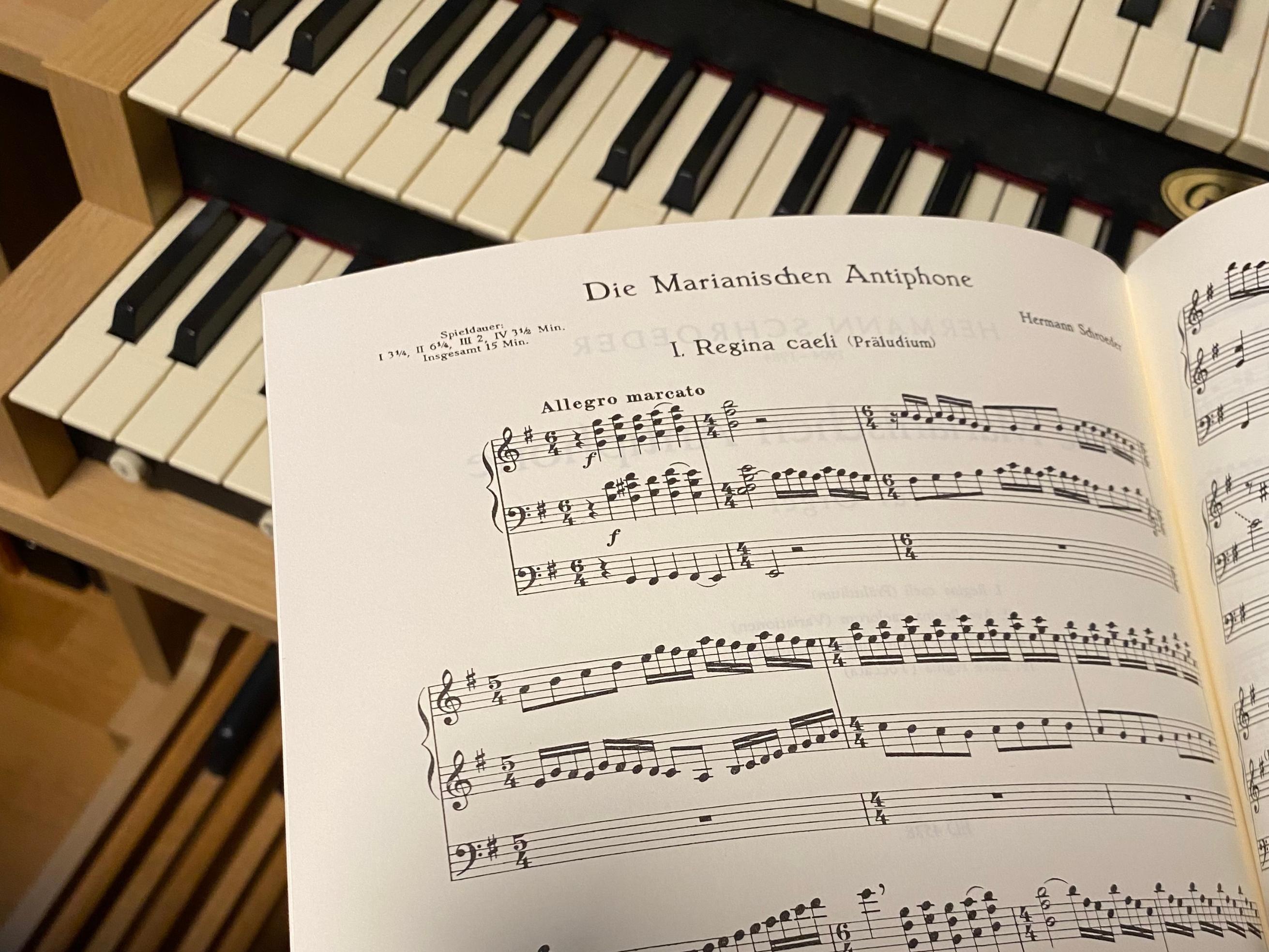 Das 'Regina Caeli' aus den 'Marianischen Antiphonen' von Hermann Schroeder