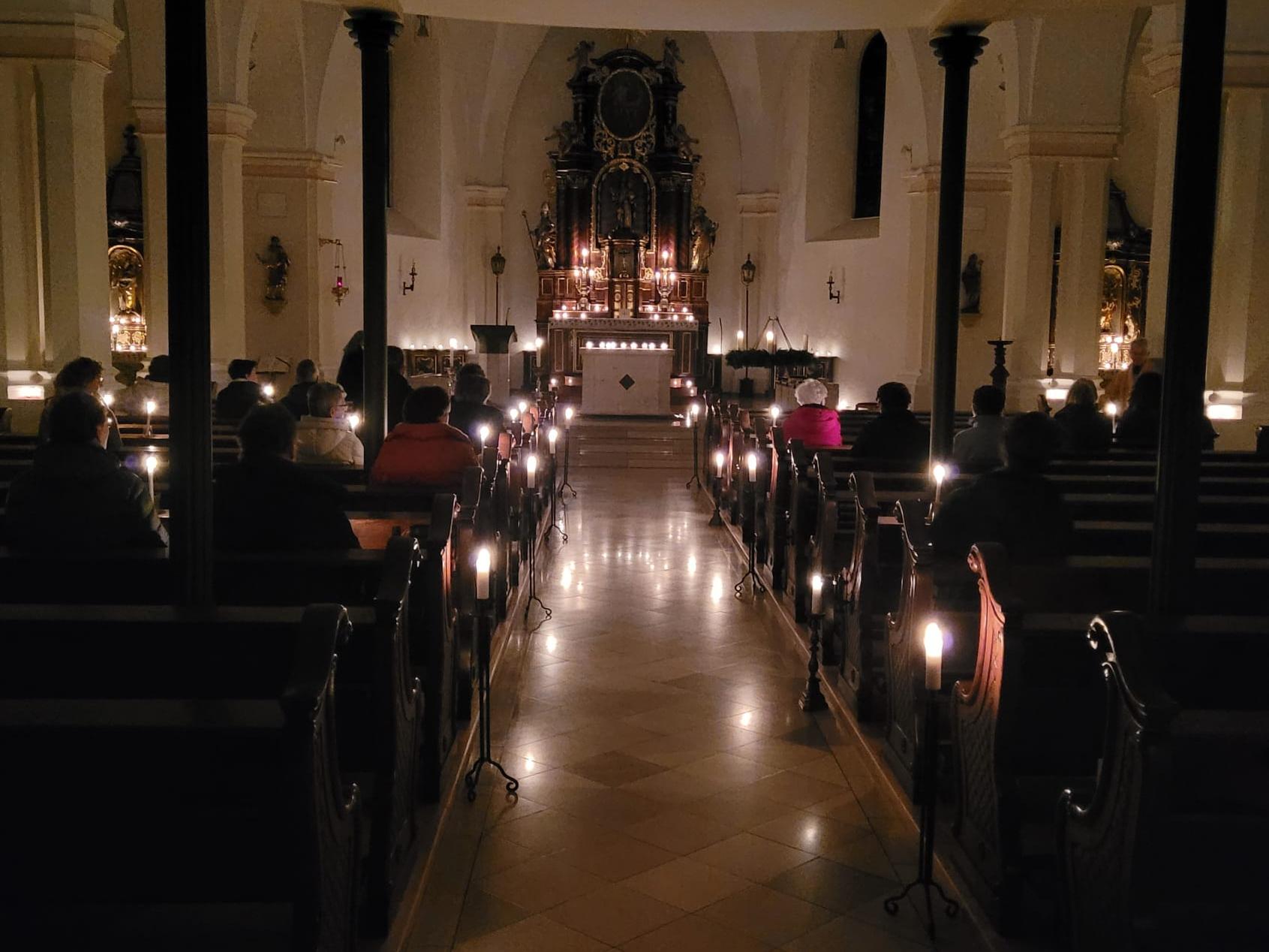 Rorate-Messe in St. Briktius, Kues