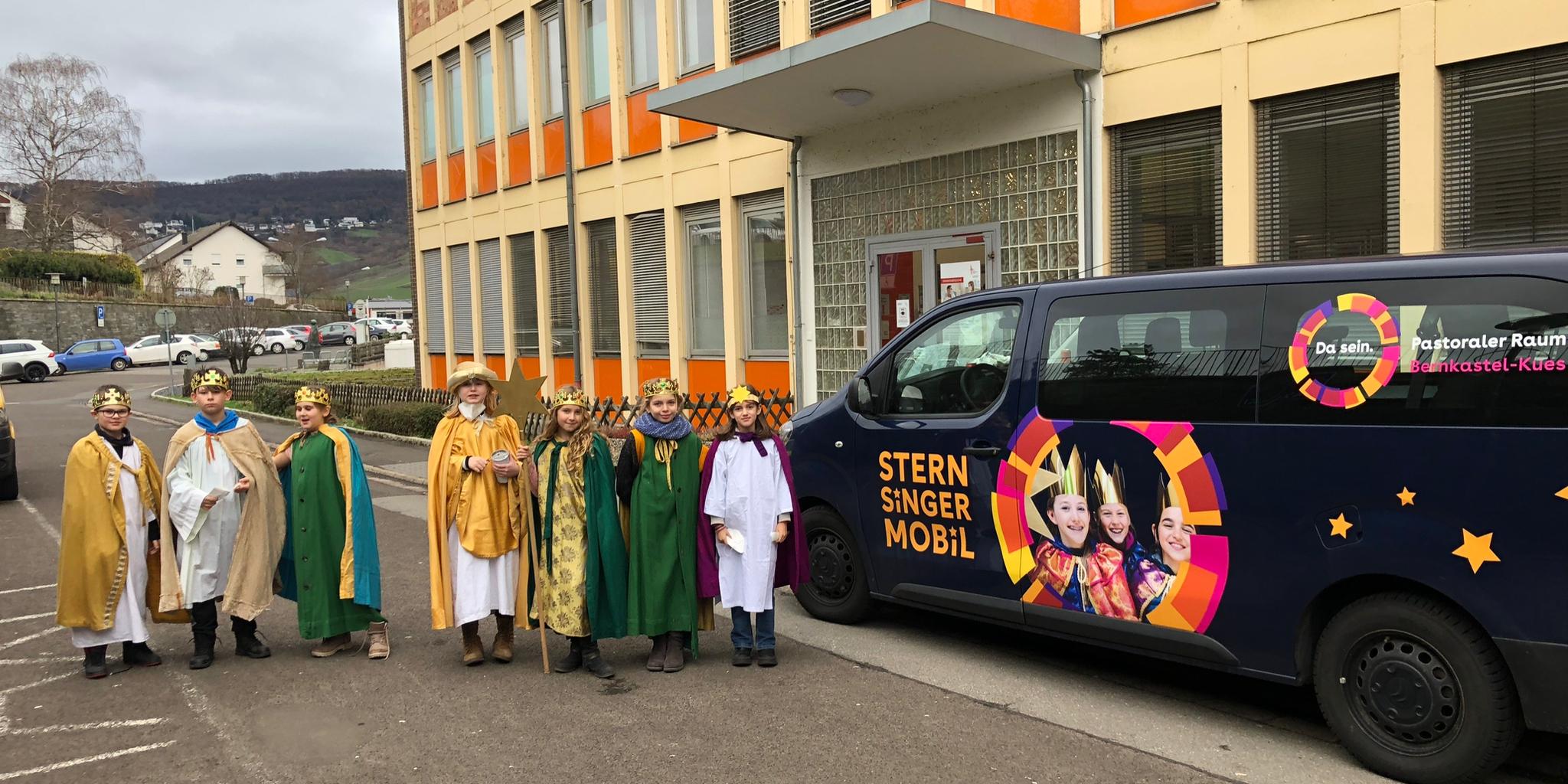 Das Sternsingermobil vor dem Cusanus Krankenhaus