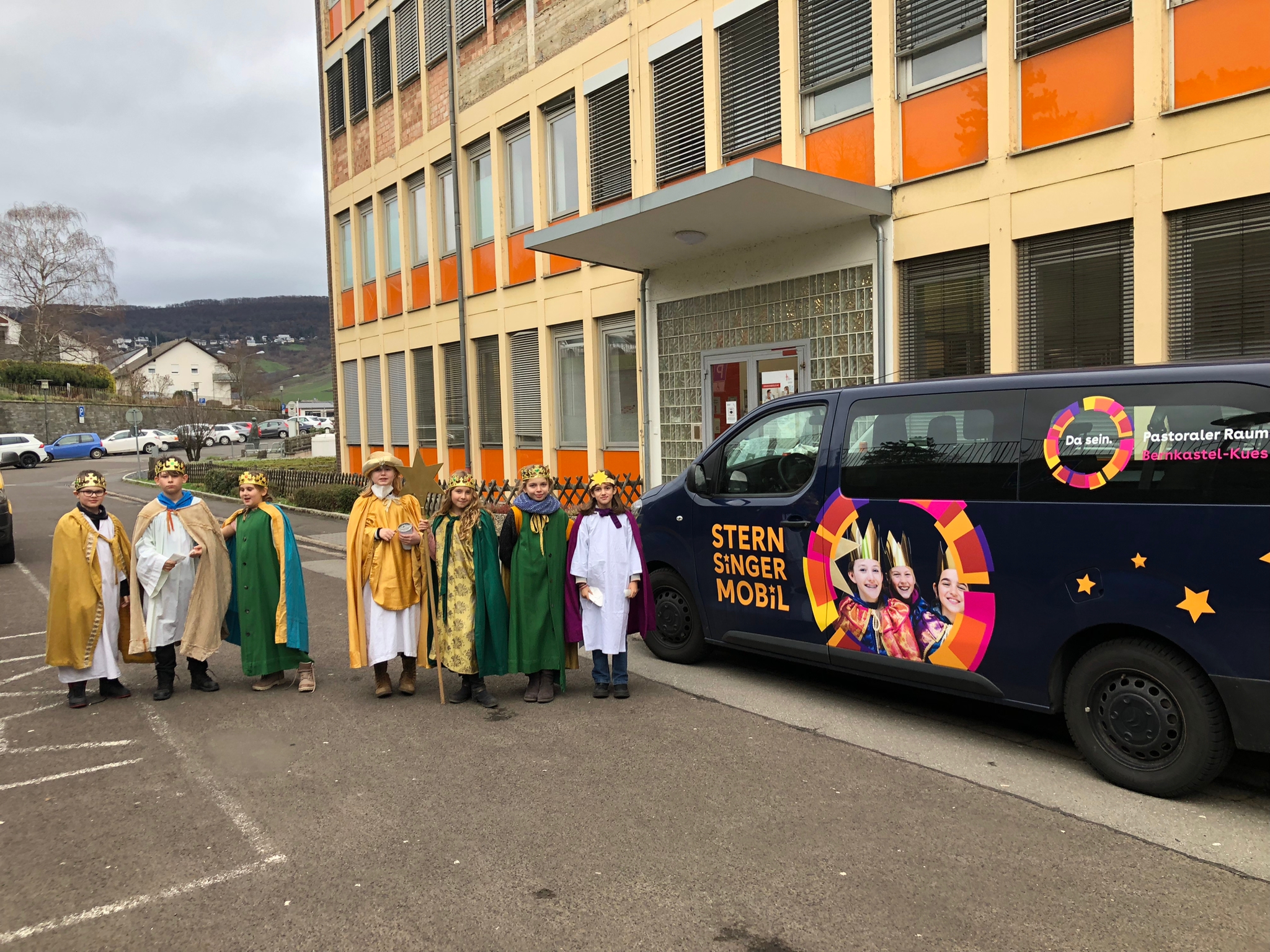 Das Sternsingermobil vor dem Cusanus Krankenhaus