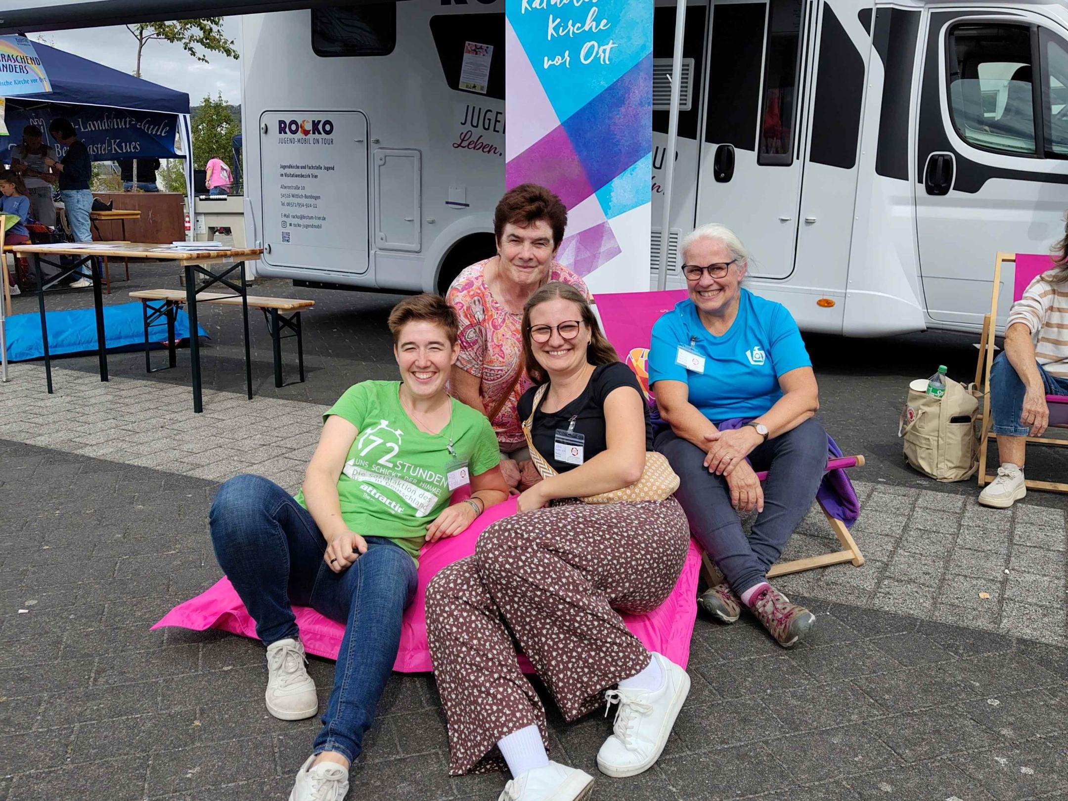 Unsere MItarbeiterinnen Pia Stahl, Wilma Ney, Elena Sachen-Wirtz und Dorothea Berresheim (v.l.n.r.) präsentieren ROCKO auf dem Kindertag der Verbandsgemeinde Bernkastel-Kues
