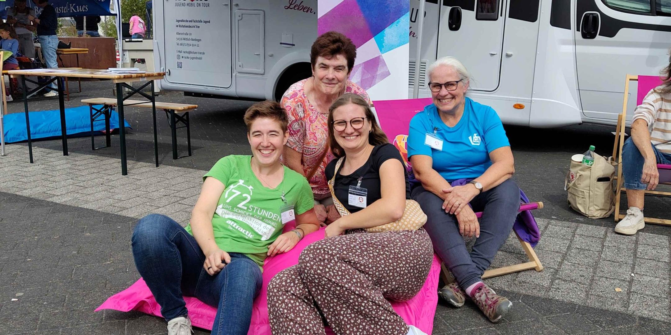 Unsere MItarbeiterinnen Pia Stahl, Wilma Ney, Elena Sachen-Wirtz und Dorothea Berresheim (v.l.n.r.) präsentieren ROCKO auf dem Kindertag der Verbandsgemeinde Bernkastel-Kues