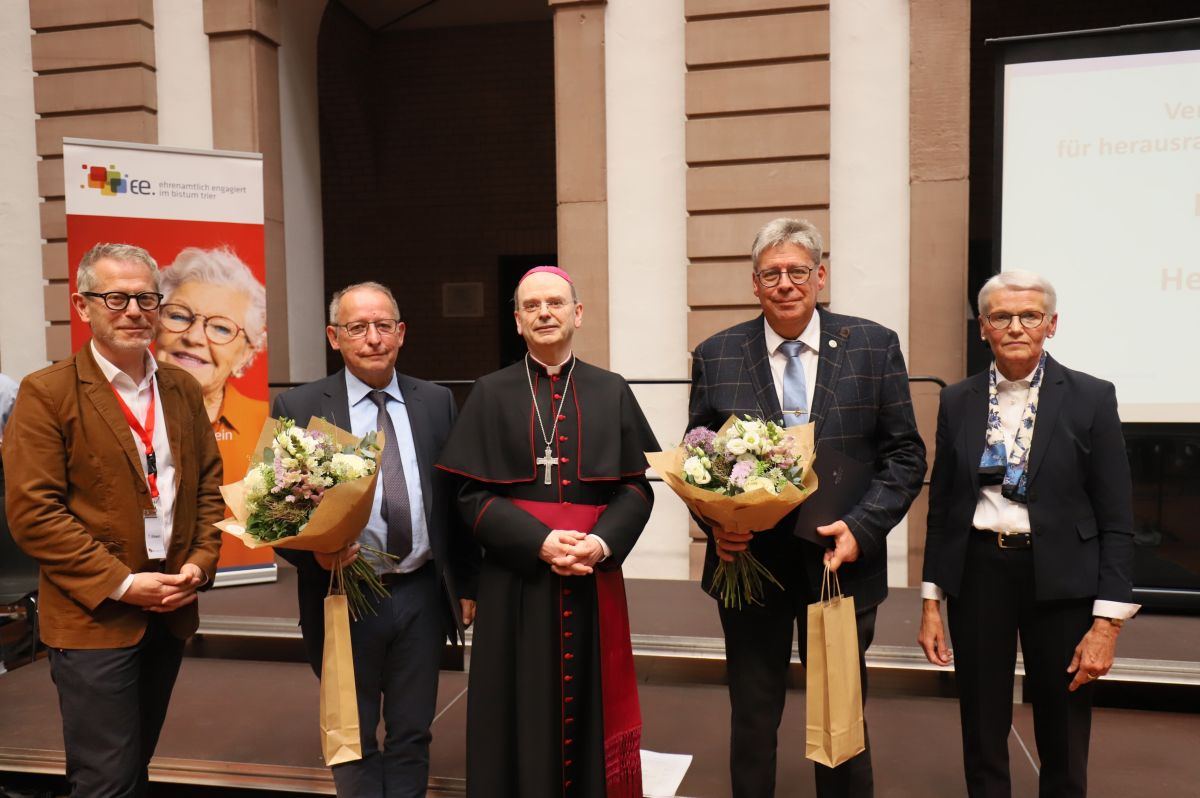 Alois Martini (zweiter von links) erhält gemeinsam mit Joachim Wagner (Schweich) die Dankesurkunde des Bistums Trier