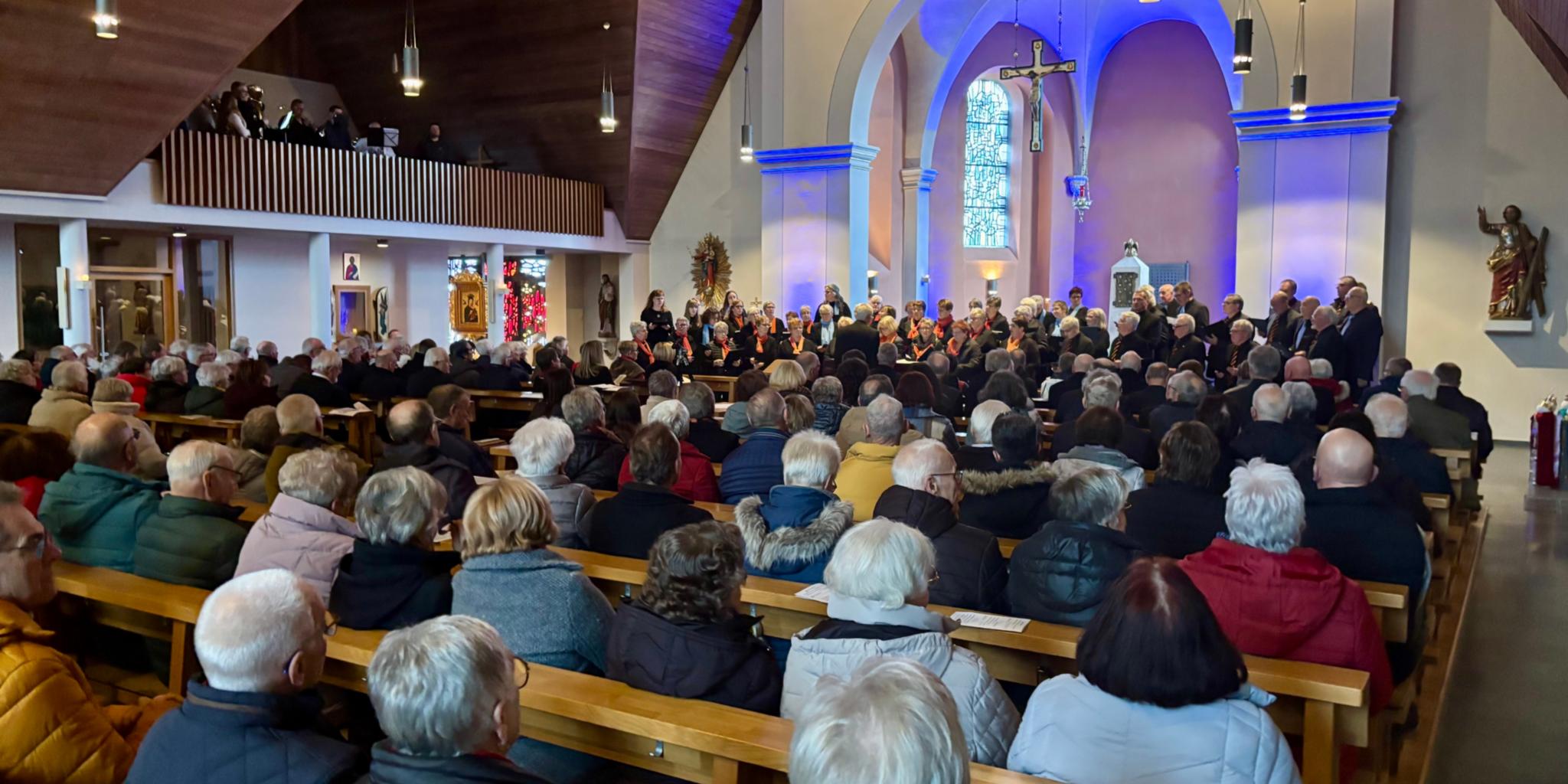 20260118 Chorjubiläum Longkamp 1 - Blick in die vollbesetzte Kirche