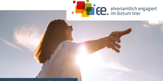 Frau streckt Arme in die Sonne