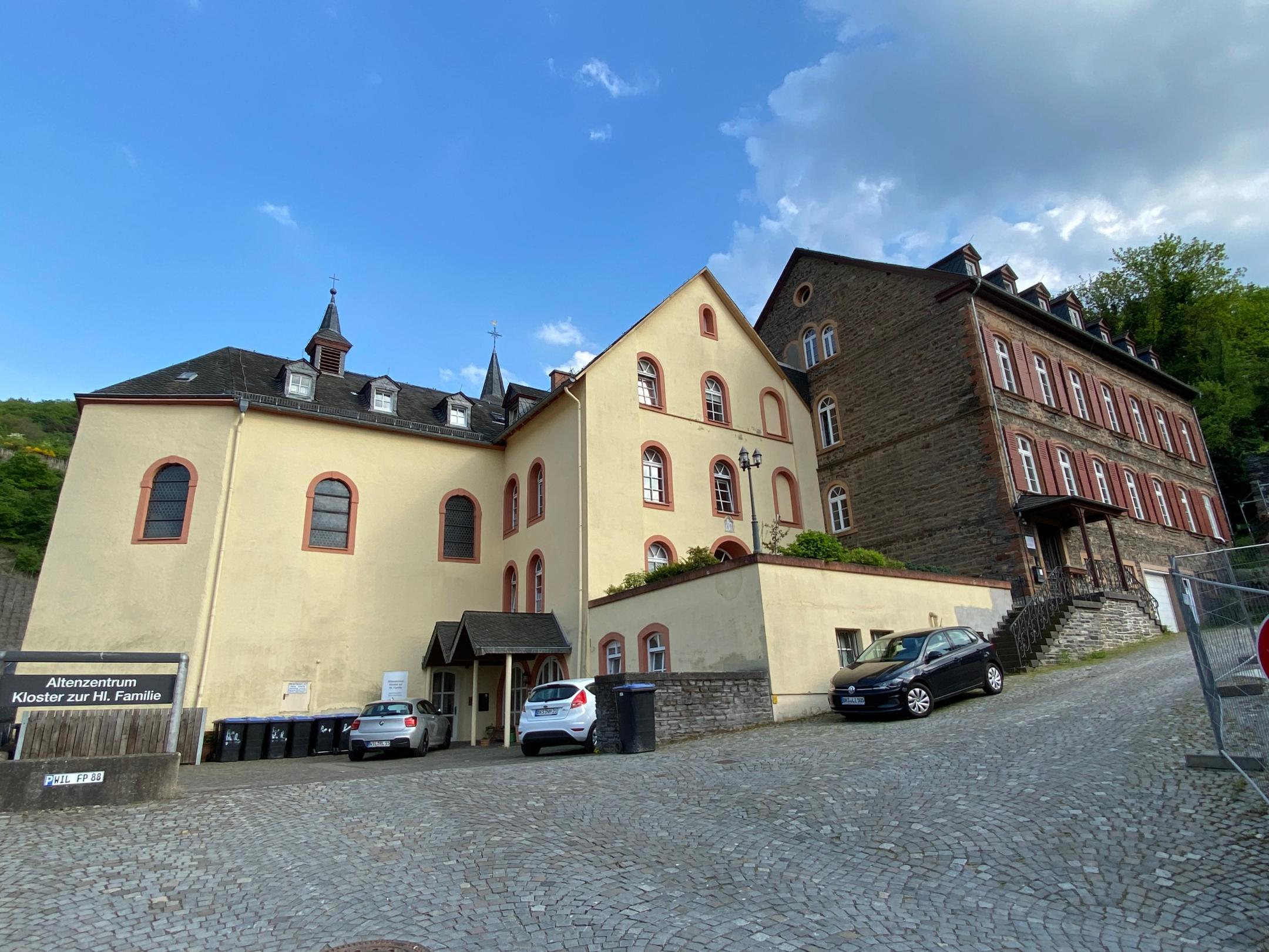 Unser Büro befindet sich im ehemaligen Pfarrhaus Bernkastel St. Michael (Bau auf der rechten Seite), das neben dem 'Klösterchen' inmitten der Bernkasteler Altstadt liegt.