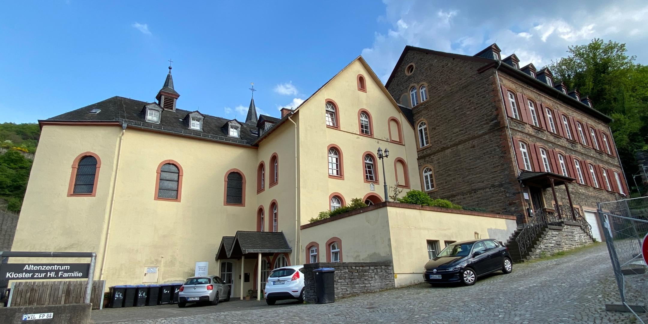 Unser Büro befindet sich im ehemaligen Pfarrhaus Bernkastel St. Michael (Bau auf der rechten Seite), das neben dem 'Klösterchen' inmitten der Bernkasteler Altstadt liegt.