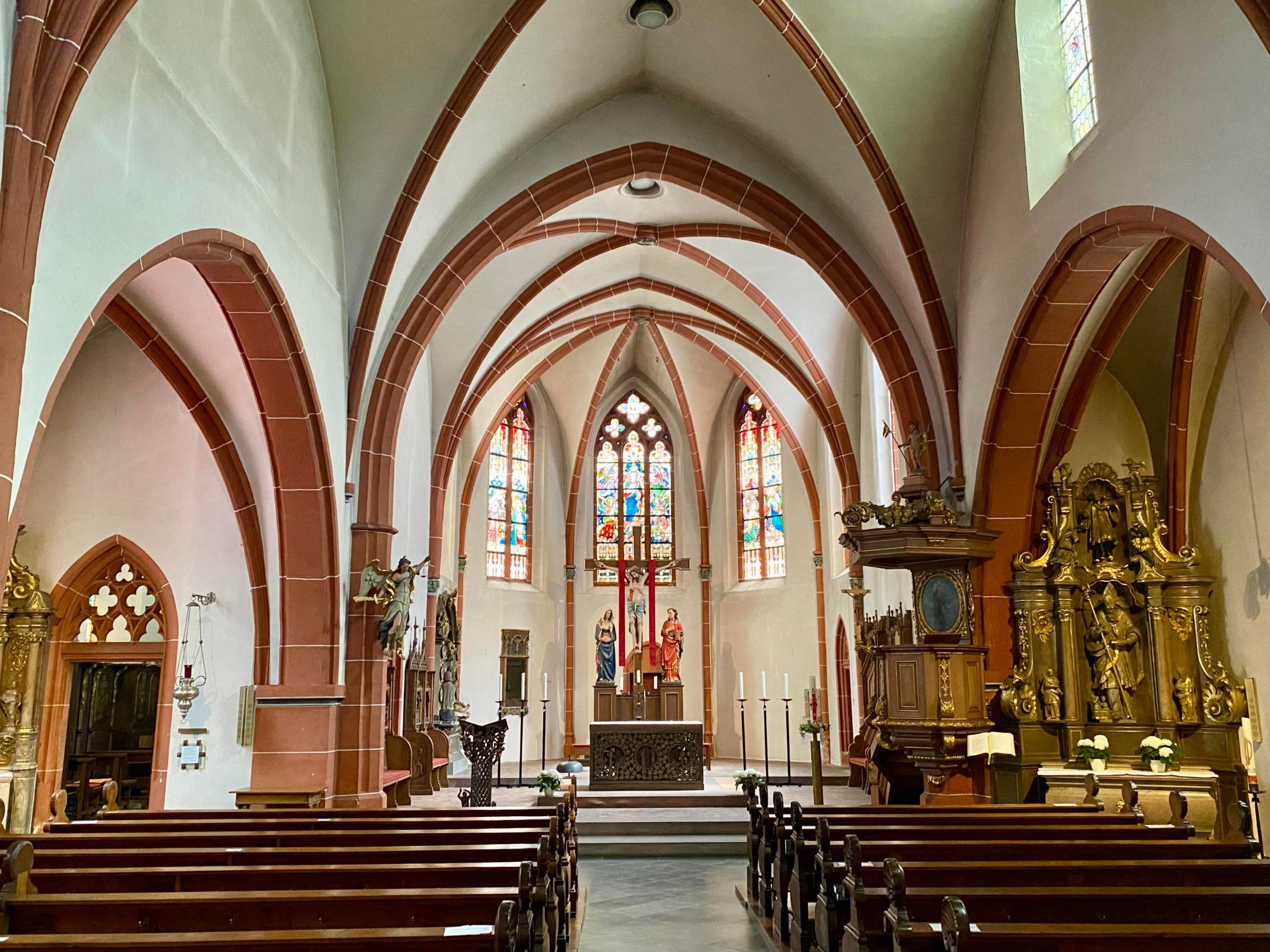 Bernkastel St. Michael 05 - Innenraum; das Kirchenschiff des 14. Jahrhunderts ist eine Pseudobasilika, deren Obergaden nur auf der südlichen Seite (rechts) durchfenstert ist
