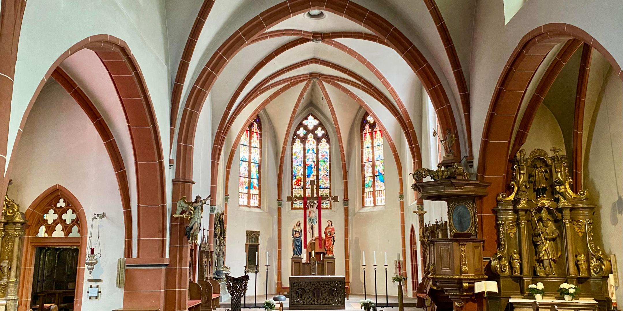 Bernkastel St. Michael 05 - Innenraum; das Kirchenschiff des 14. Jahrhunderts ist eine Pseudobasilika, deren Obergaden nur auf der südlichen Seite (rechts) durchfenstert ist