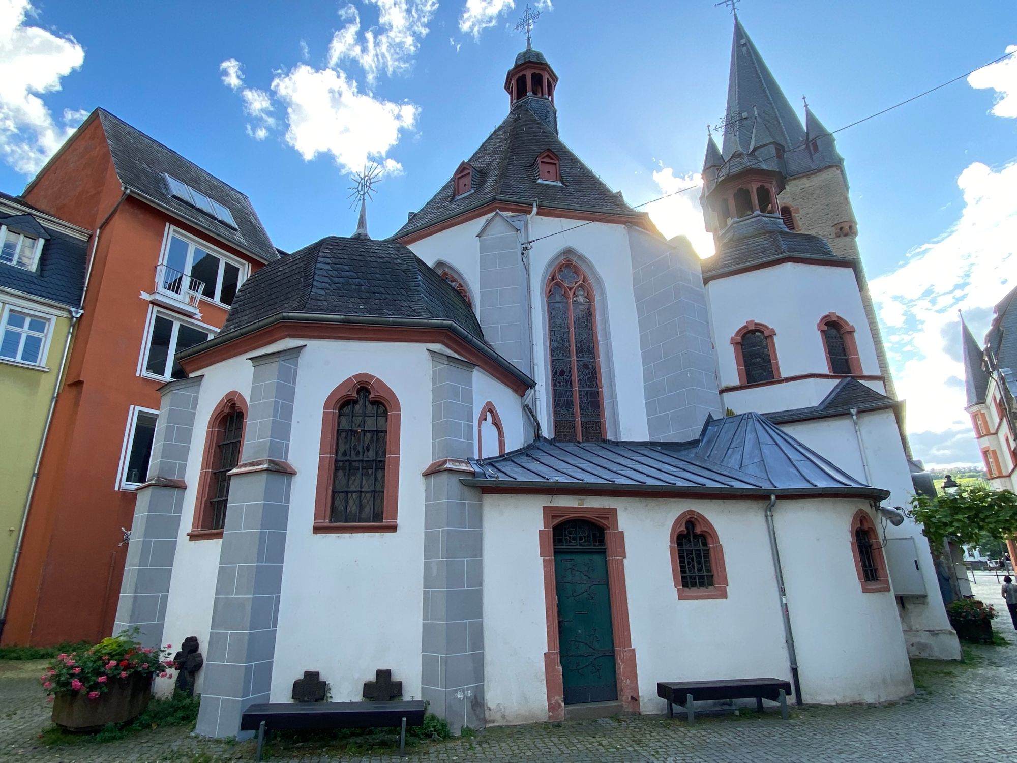 Blick von Osten auf St. Michael: Links im Vordergrund die an den Chor angebaute Sakristei (1663-65), rechts etwas weiter hinten vor dem Turm die Kneipsche Kapelle (1659-1666)