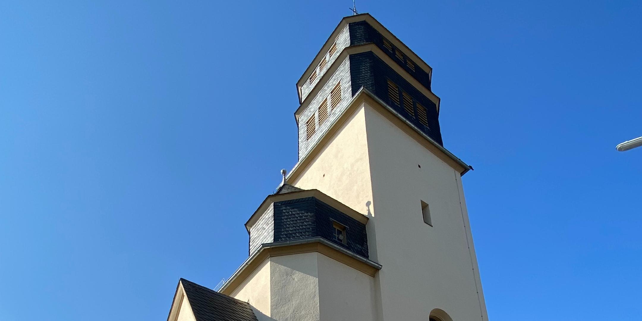 Morbach-Haag St. Kunibert 01 - Blick auf den Kirchturm und die malerische Eingangsfront - hier ungewöhnlicherweise im Osten der Kirche gelegen