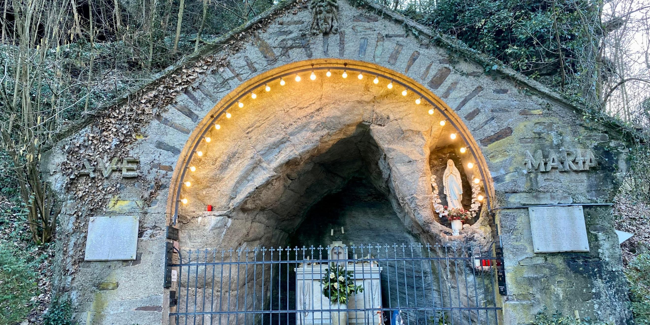 Bernkastel-Kues OT Wehlen Kloster Machern Corneliuskapelle 15 - Mariengrotte nahe des Kloster mit Gedenktafeln für die Opfer des ersten Weltkrieges