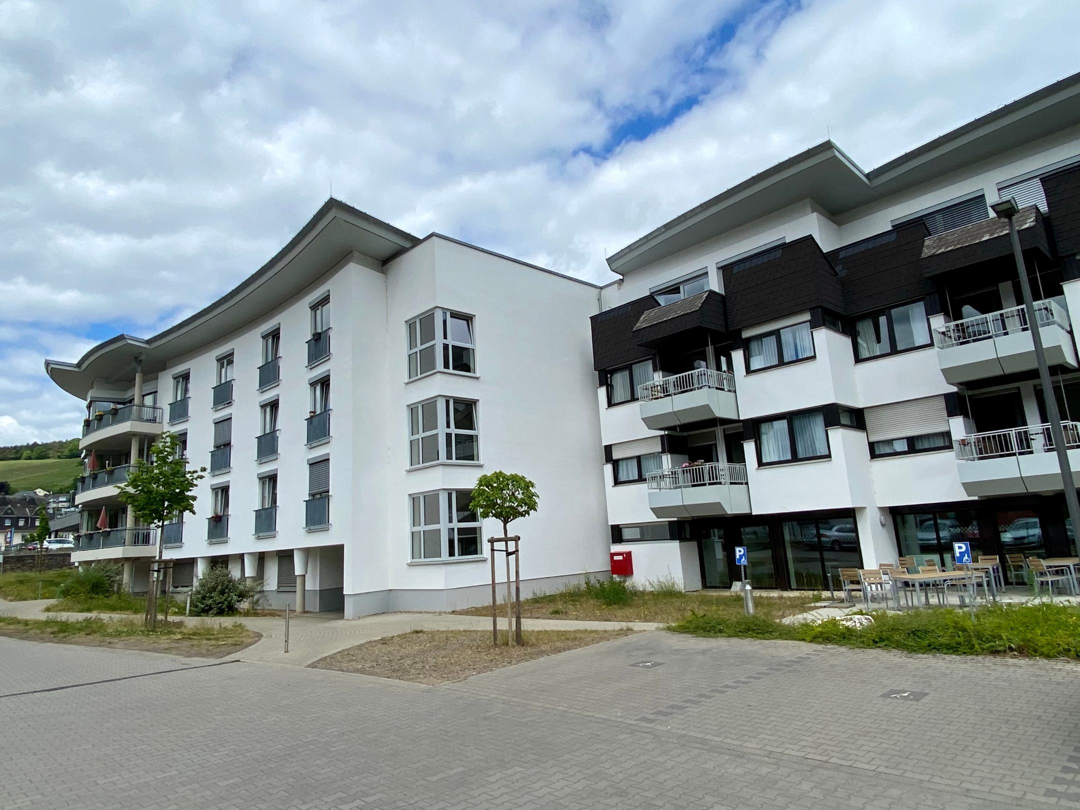 Kues Herbstresidenz 2 - links der 2019 bis 2021 erstellte Neubau