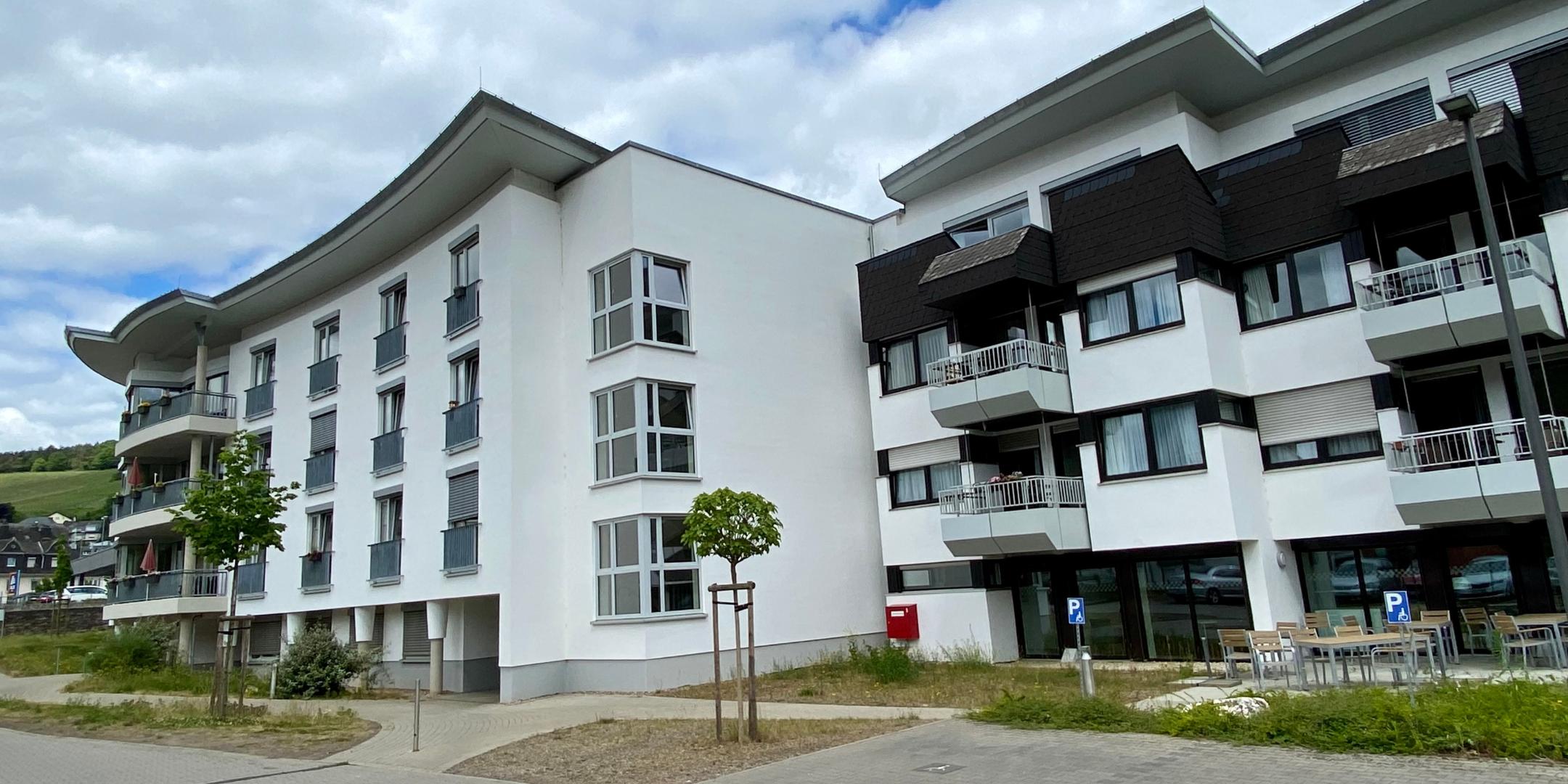 Kues Herbstresidenz 2 - links der 2019 bis 2021 erstellte Neubau
