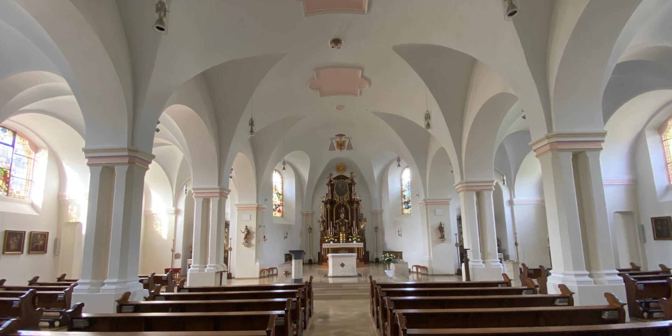 Kues St. Briktius 04 - Innenansicht, Blick Richtung Altar