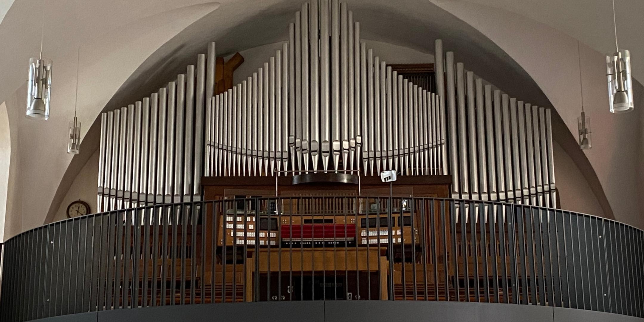 Kues St. Briktius 14 - Die größte und klanggewaltigste Orgel unseres Pastoralen Raumes - erbaut 1957 von der Firma Weise (Plattling) mit zunächst 34 Registern und einer Transmission, erhielt sie 2017 einen neuen viermanualigen Spieltisch und wurde in den letzten Jahren sukzessive erweitert und klanglich umgestaltet. Im Endausbau wird sie über 60 Register und mehrere Transmissionen haben.