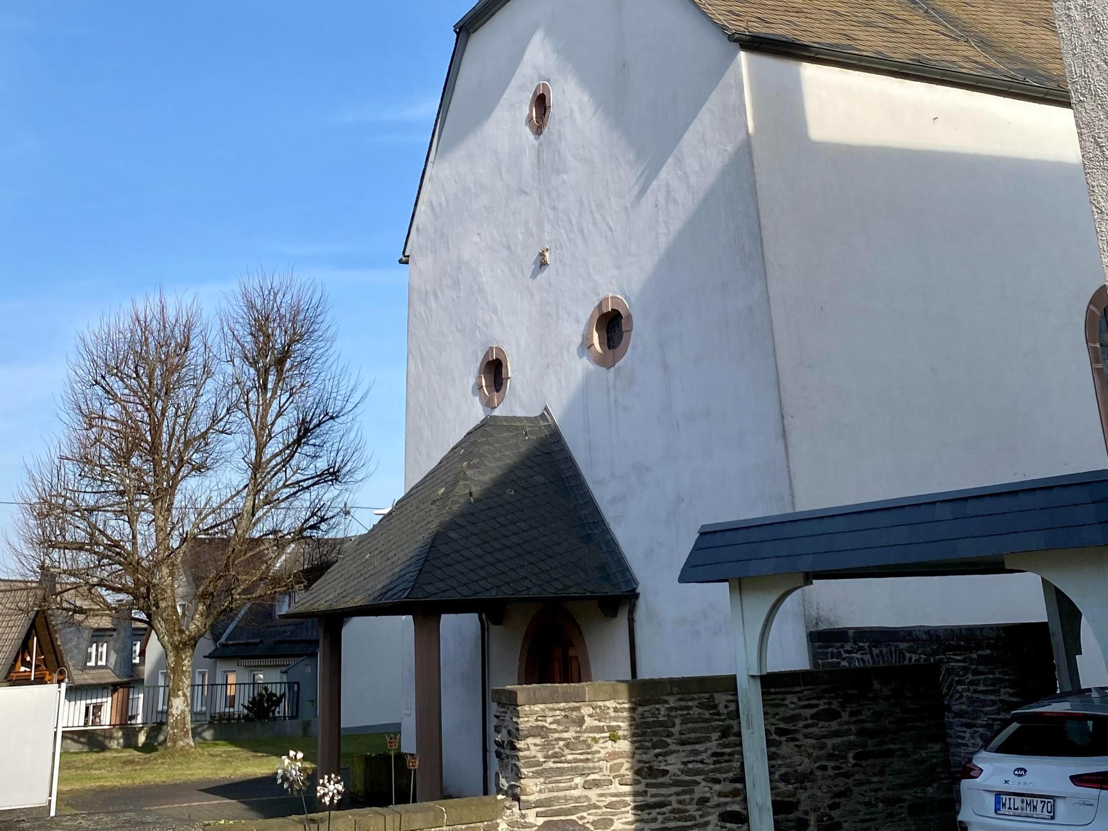 Monzelfeld St. Stephanus 01 - Straßenansicht von St. Stephanus