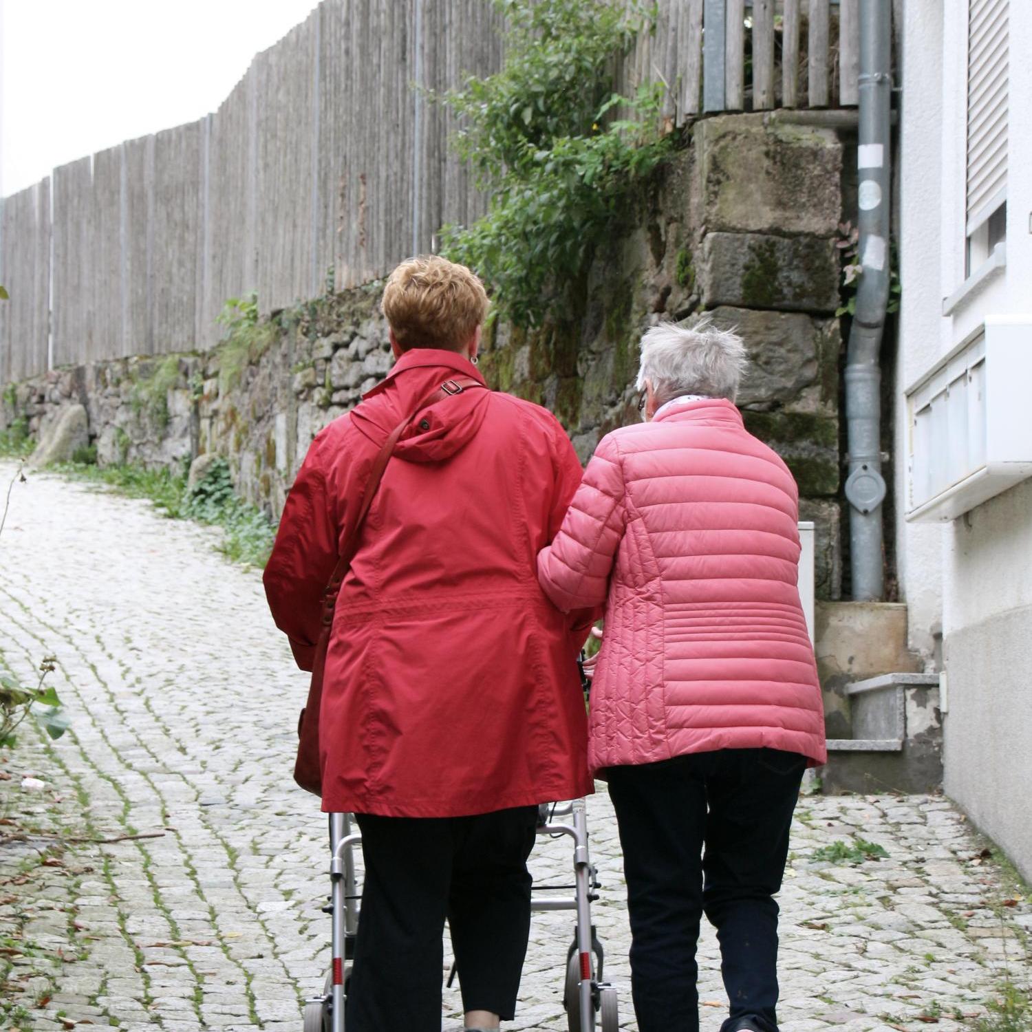 4973_spaziergang_mit_rollator_by_peter_weidemann_pfarrbriefservice