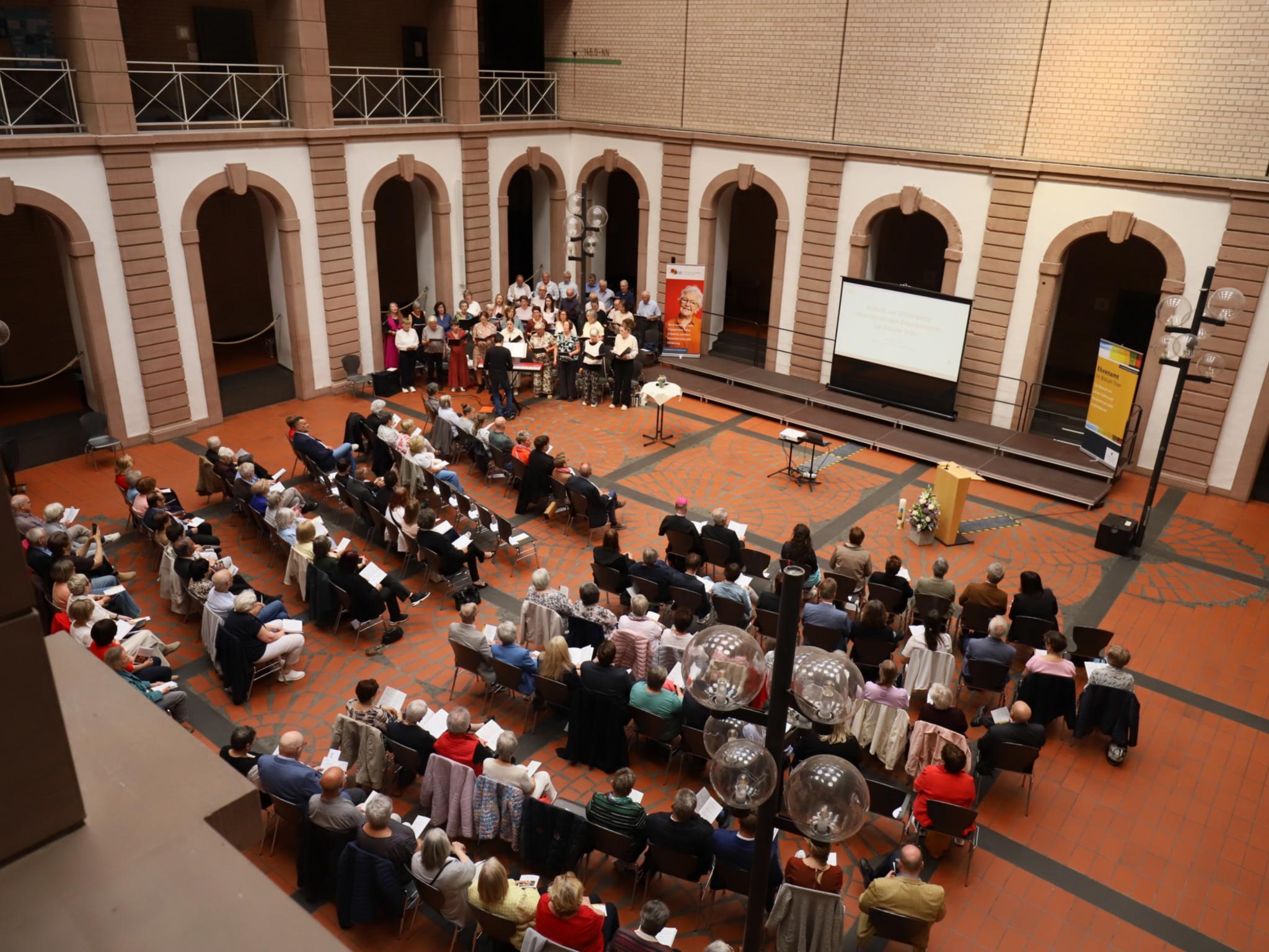 Der Festakt fand in der Aula des Bischöflichen Angela-Merici-Gymnasiums Trier statt.