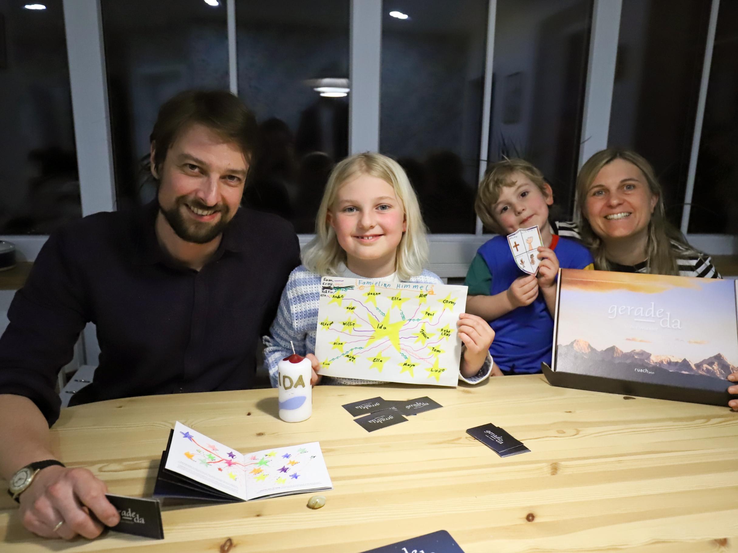 Das Foto zeigt Familie Licht, Vater, Mutter und zwei Kinder