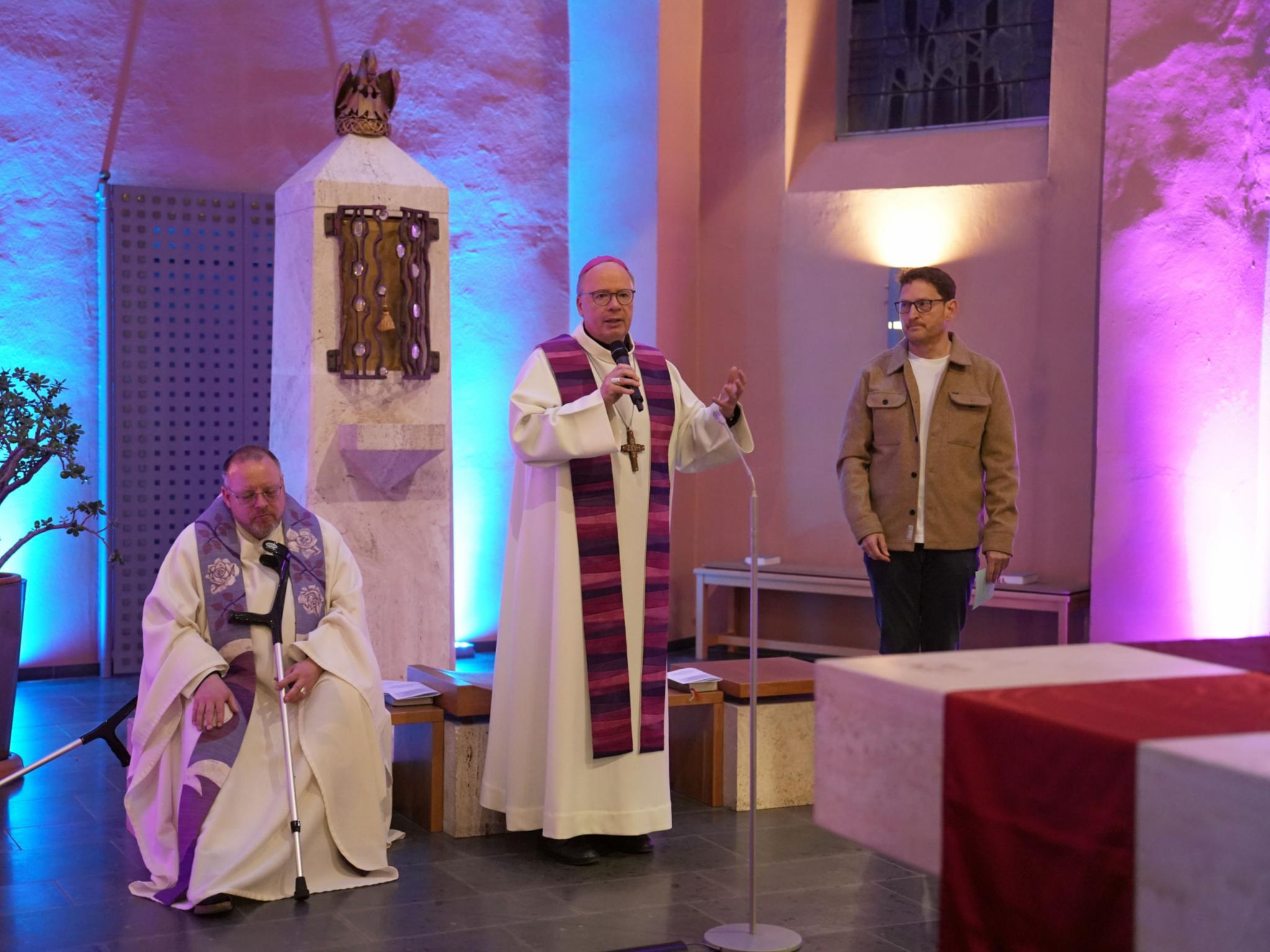 Bischof Stephan Ackermann (Mitte) blickt gemeinsam mit Pastoralreferent Roland Hinzmann zurück auf das erste Hirtenwort des Trierer Bischofs. Links Pfarrer Markus Weilhammer.