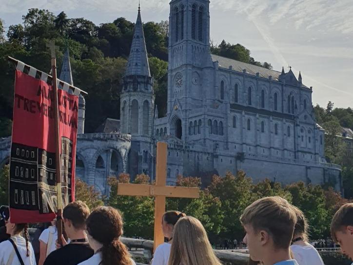 Prozessionen und Andachten gehören zum Tagesablauf in Lourdes.