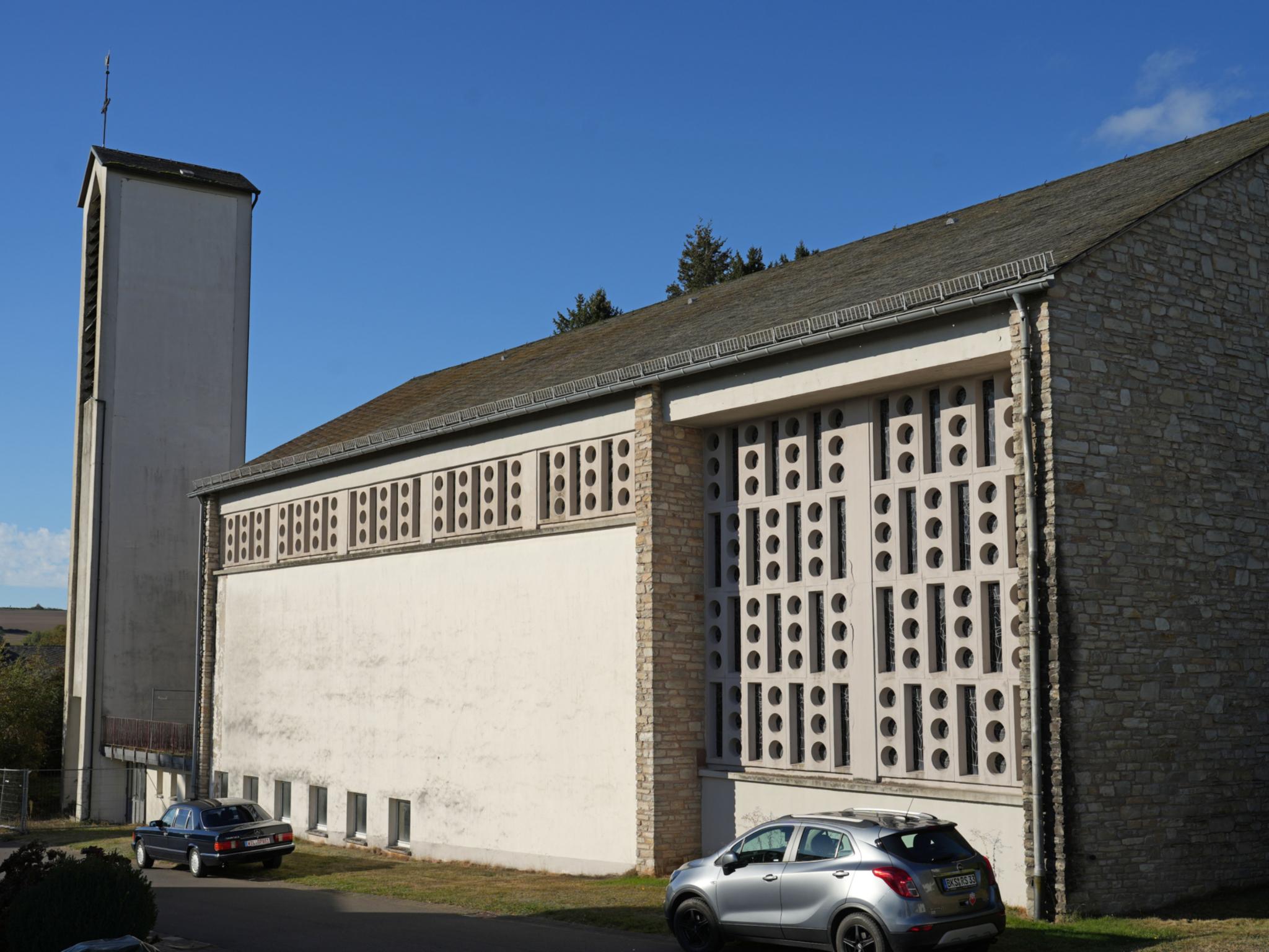 Die „neue“ Kirche St. Johannes der Täufer in Hinzerath wurde 1958/59 erbaut und weist erhebliche Schäden auf.